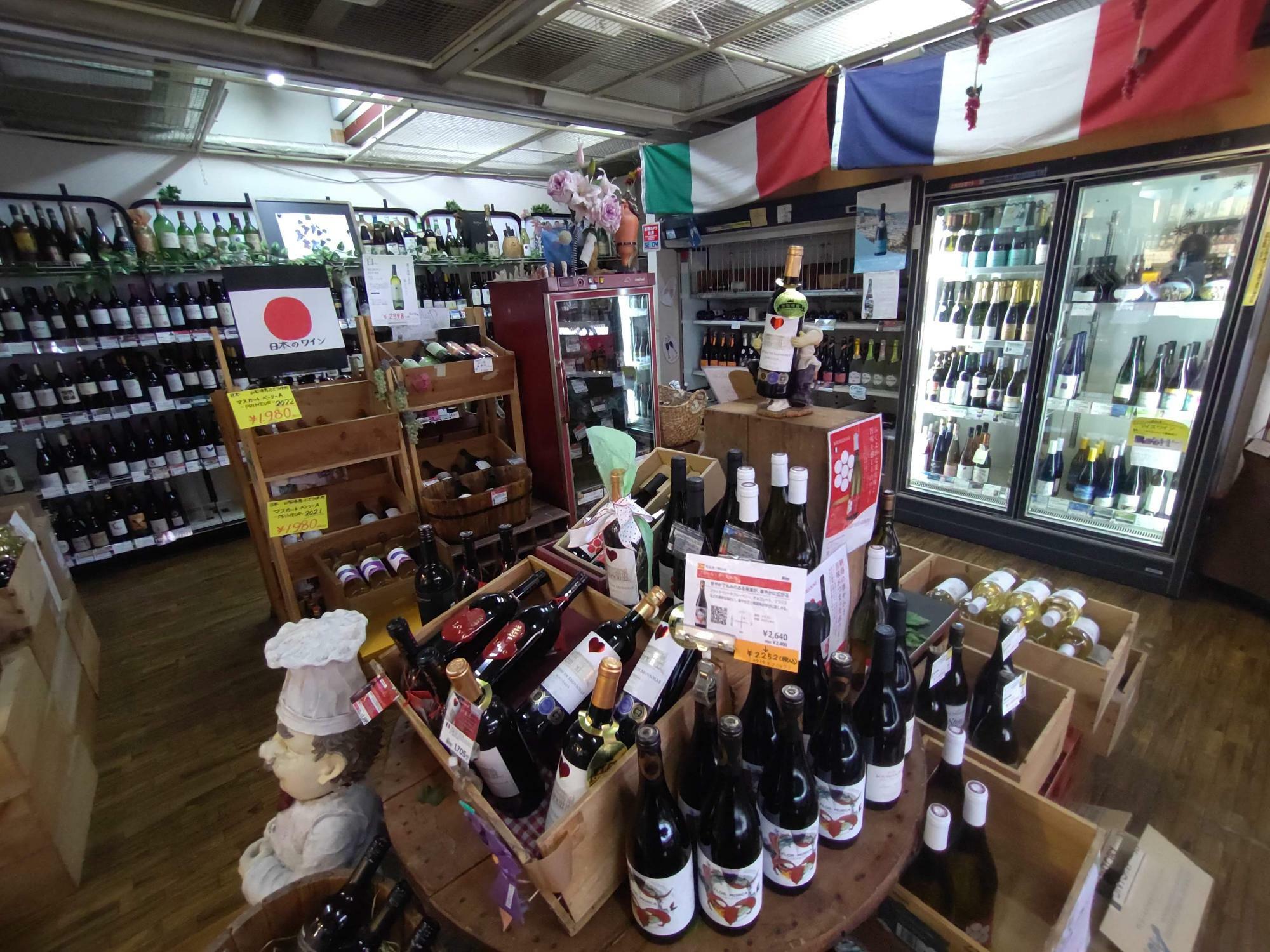 酒屋さんというと日本酒やビールのイメージが強いですが、ワインも豊富！