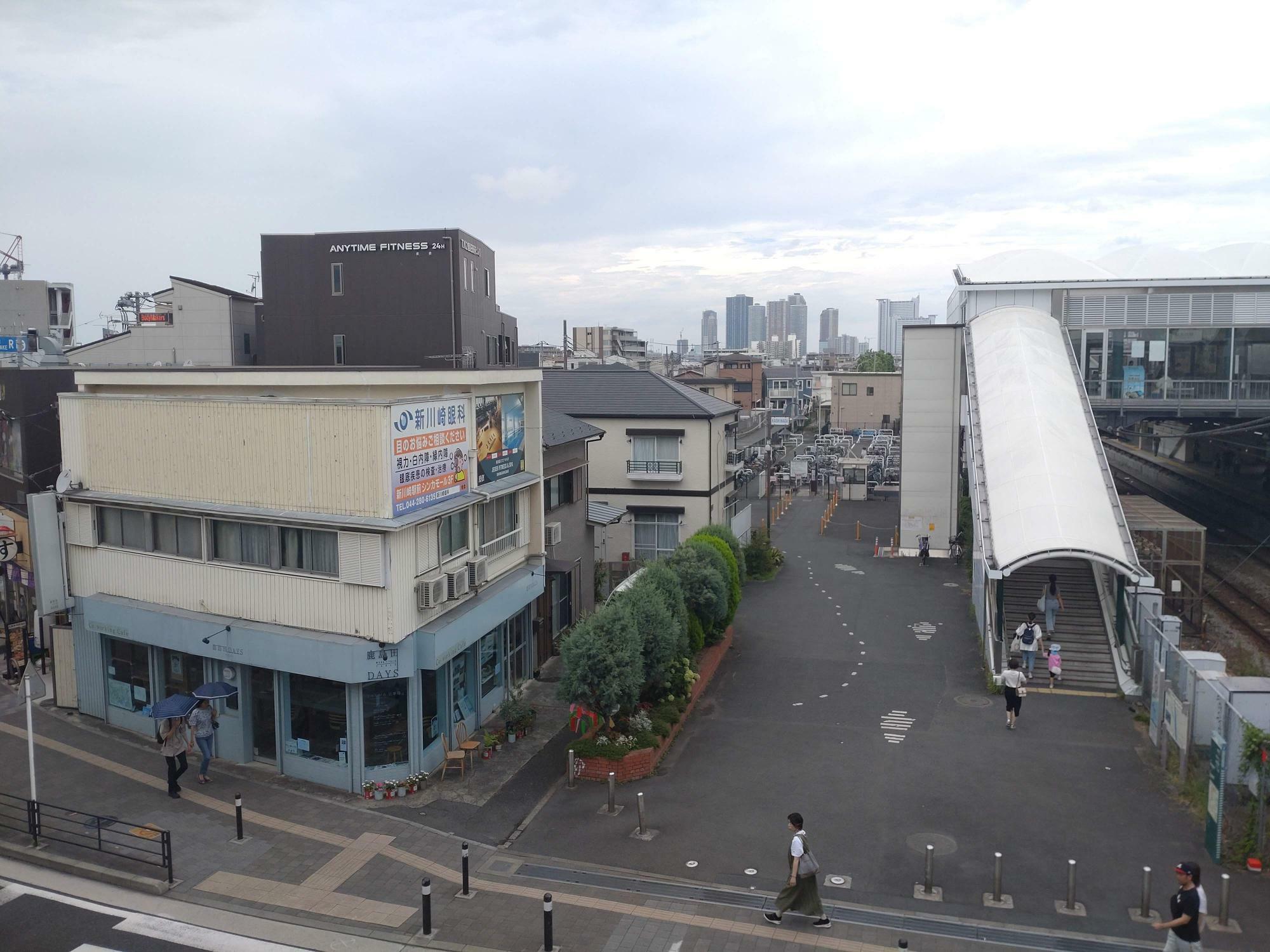 左下に鹿島田DAYS、中央には武蔵小杉のタワーマンション群、右にJR鹿島田駅