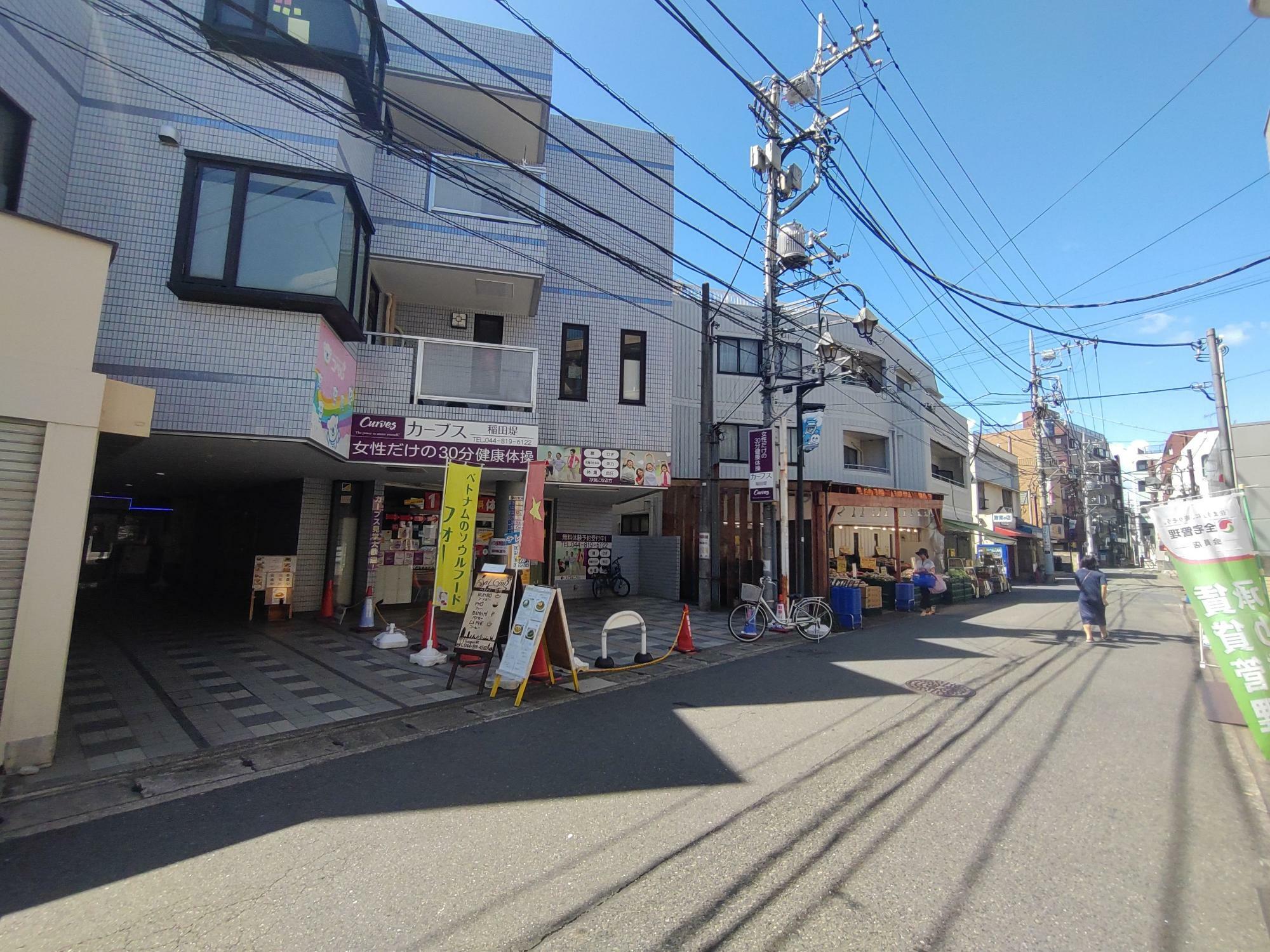「え？どこのお店？」と思える稲田堤郵便局の近くの画像ですがこの中にあるんです。