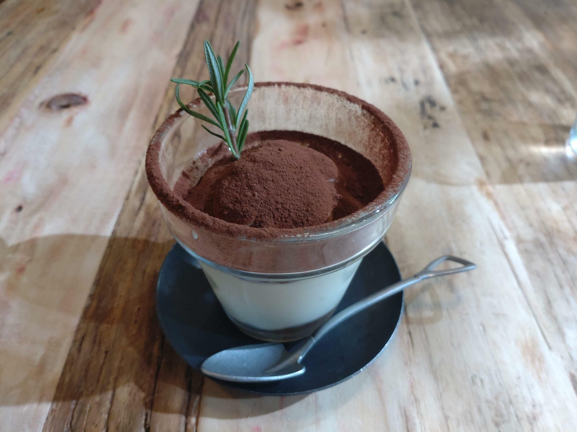 植木鉢の土がチョコレートパウダーそしてスコップ型のスプーン