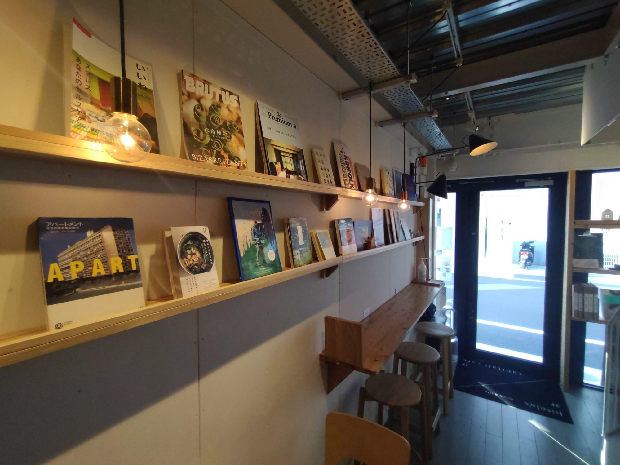 書籍も店内にきれいに並べられていていい雰囲気のカフェ