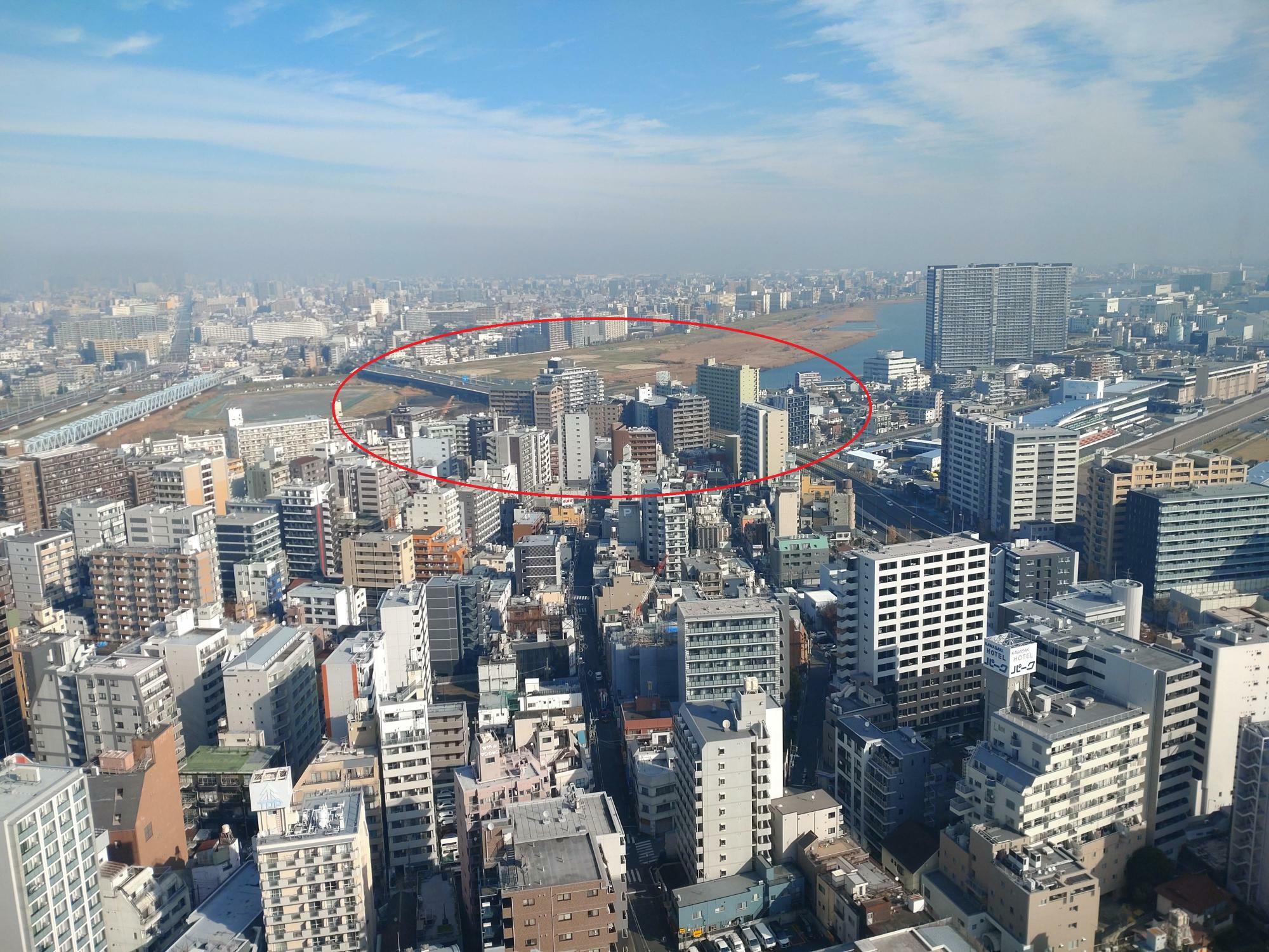 赤く印をつけたのが、六郷橋。奥は多摩川をはさんで東京都で右端には川崎競馬場が見えます。