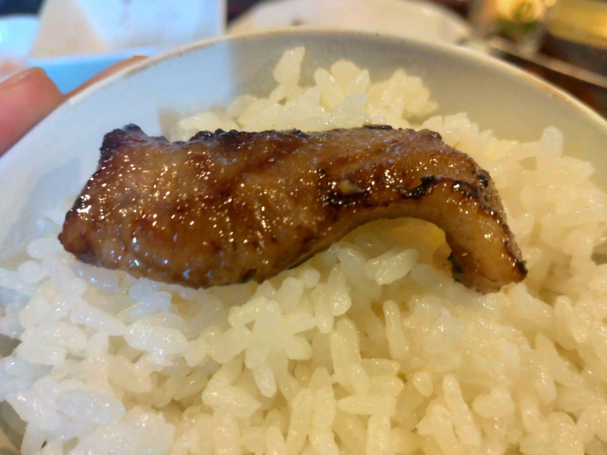 おかわりしたご飯の上にお肉をのせて