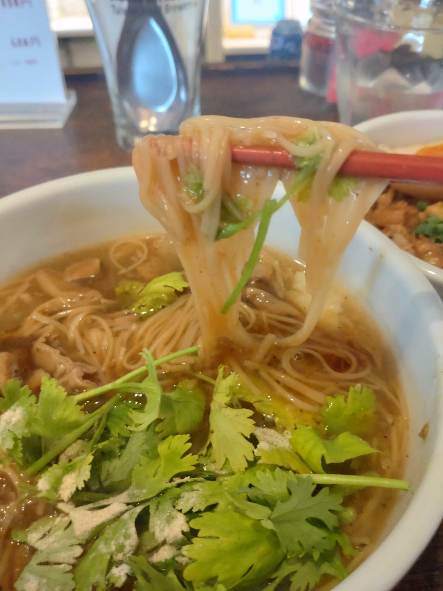 麺リフトしてますがまだこの時点では麺線を混ぜていません。