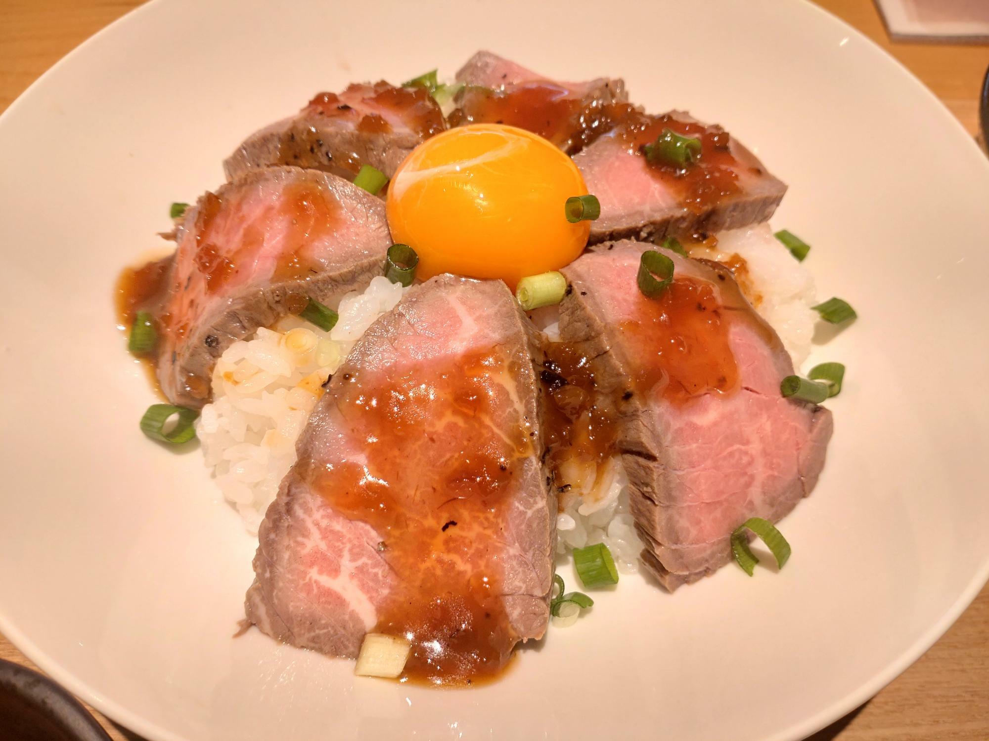 霜降り肉のローストビーフ丼（+500円）