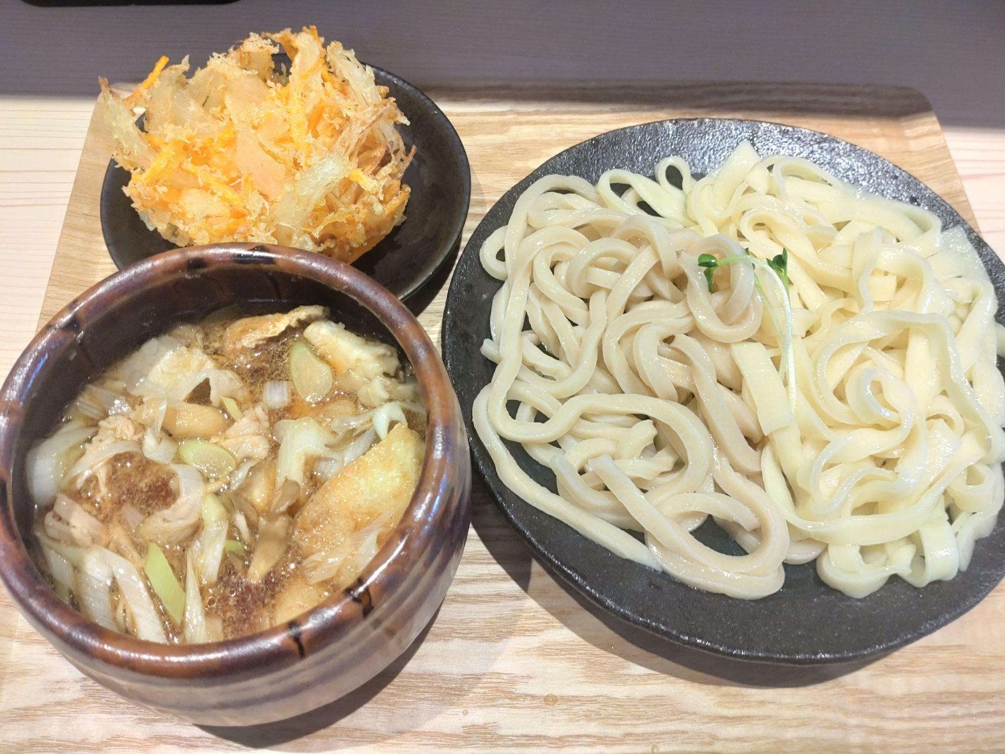 うどんが二色になっているのわかりますか？