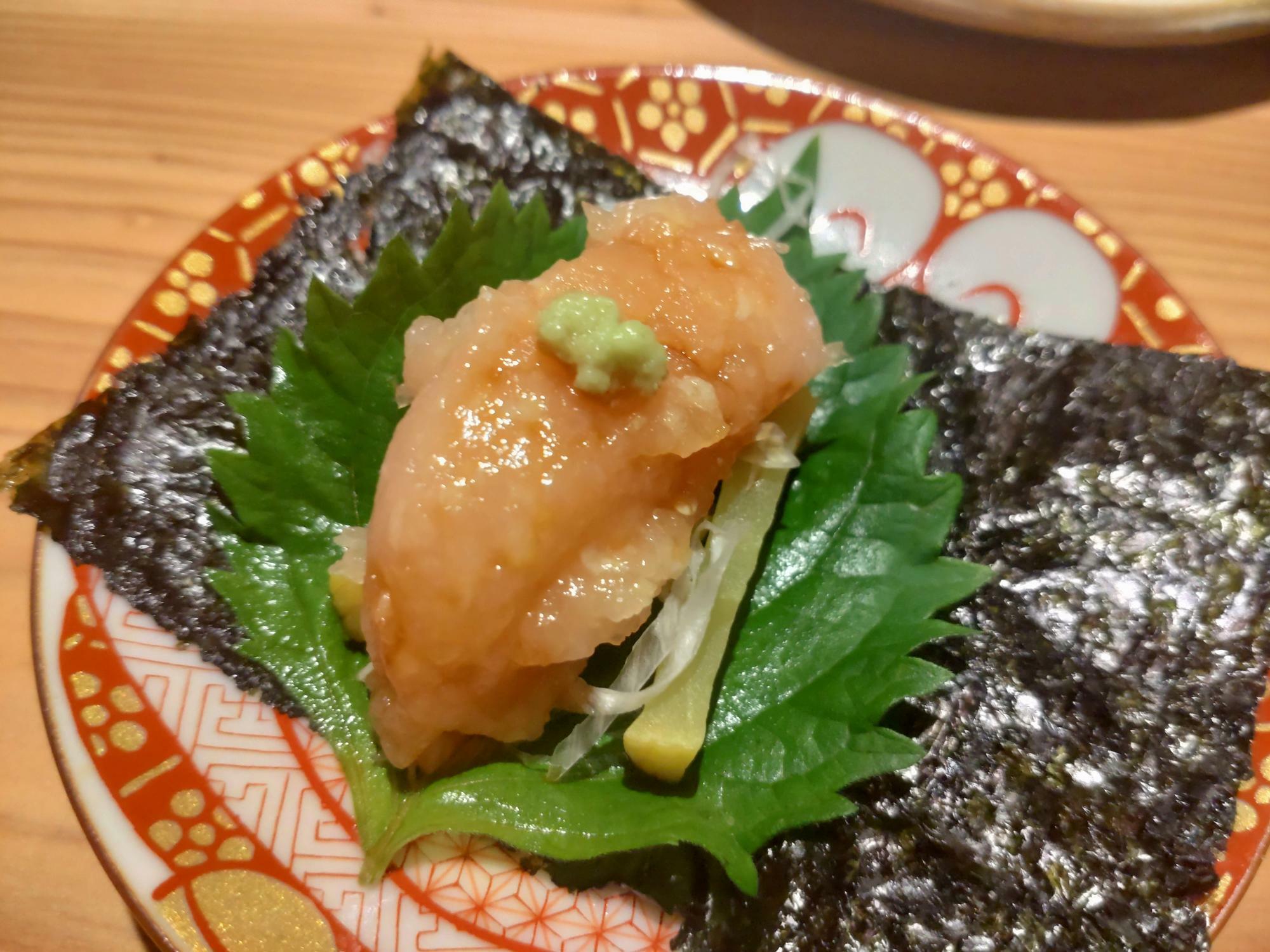 こちらは「地鶏のミンチ」でできた「地鶏のとろたく巻き」（税別380円）