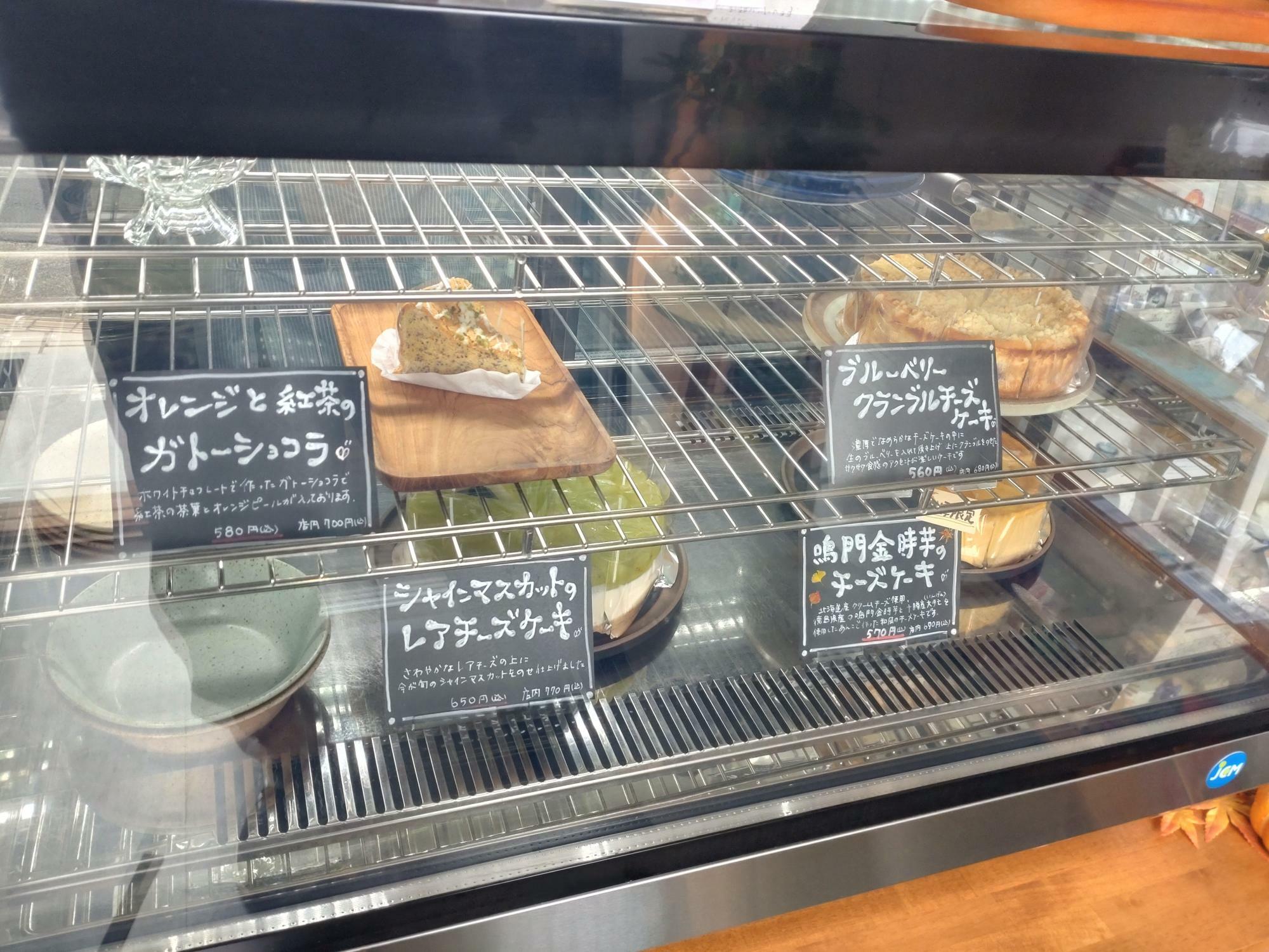 自家製ケーキは持ち帰りもできますよ！