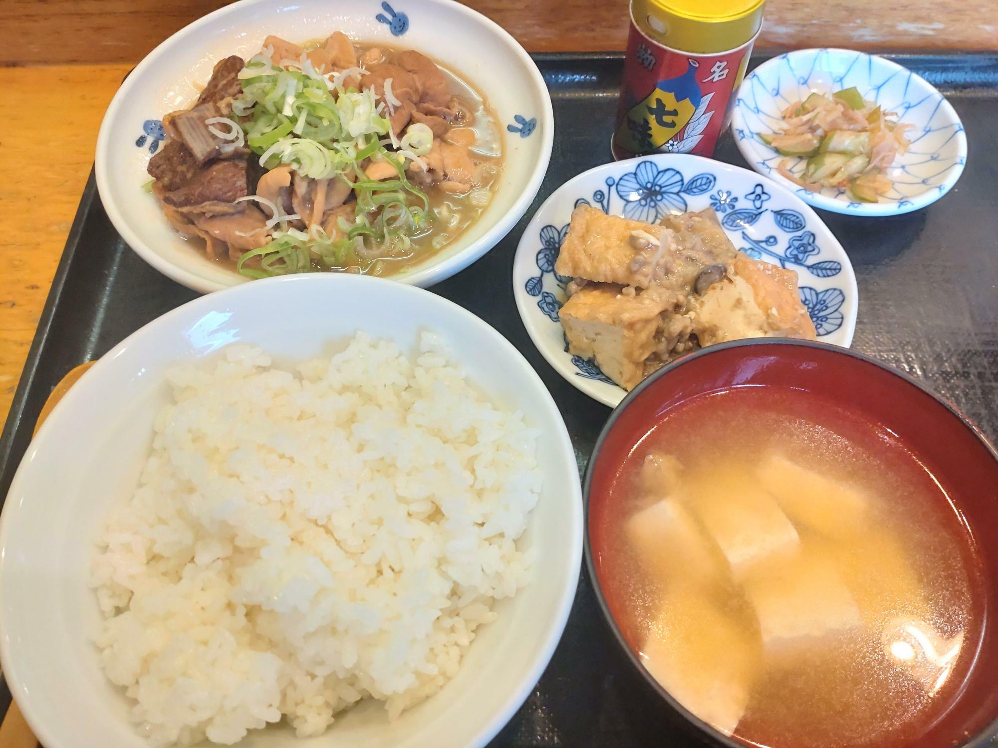 豆でん豆腐もつ煮込み定食（ランチ：税込900円）