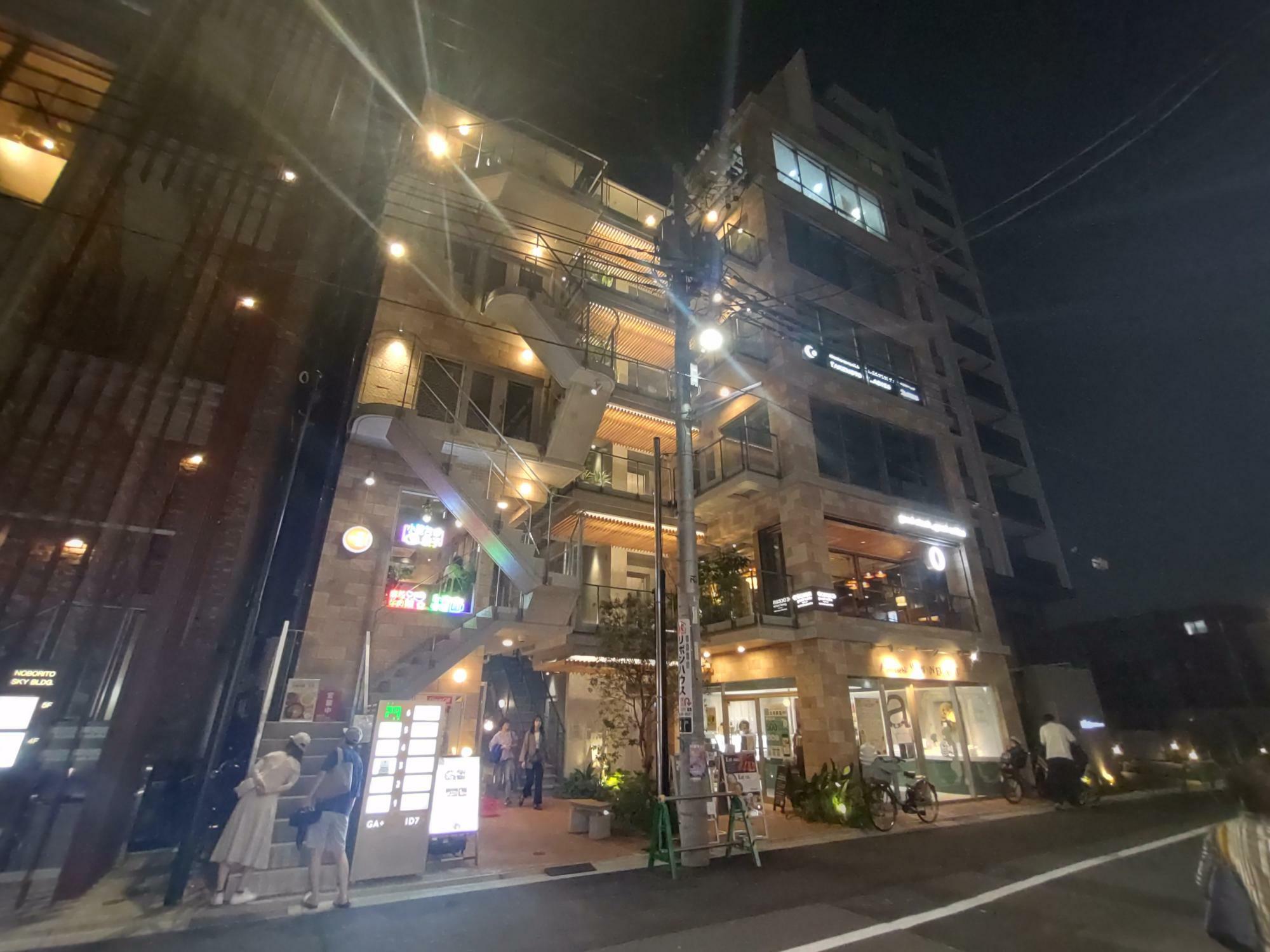 工場夜景のように光るビル