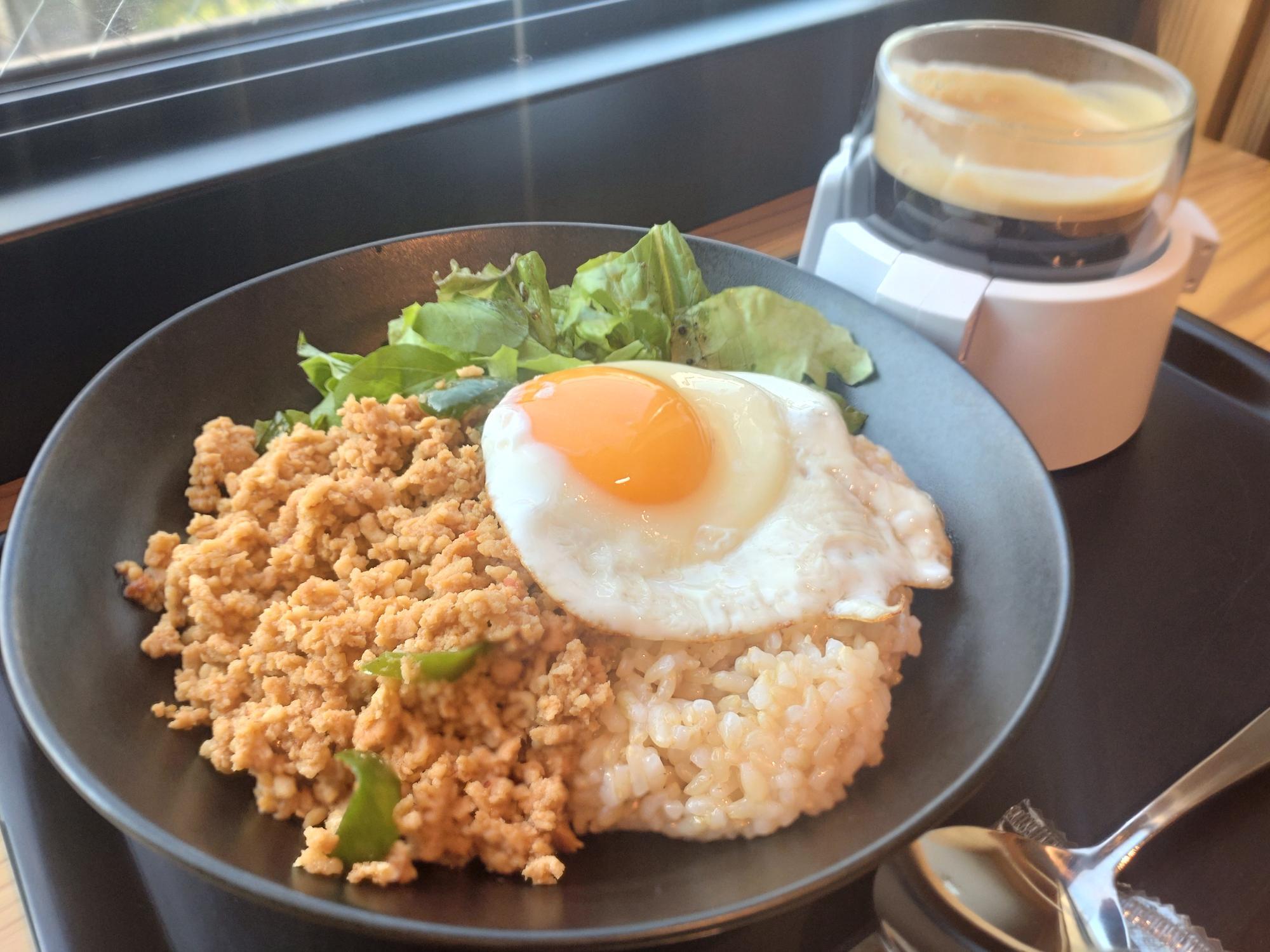 「鶏肉のガパオ炒めご飯」（税込1,430円）ライスはもちもち玄米