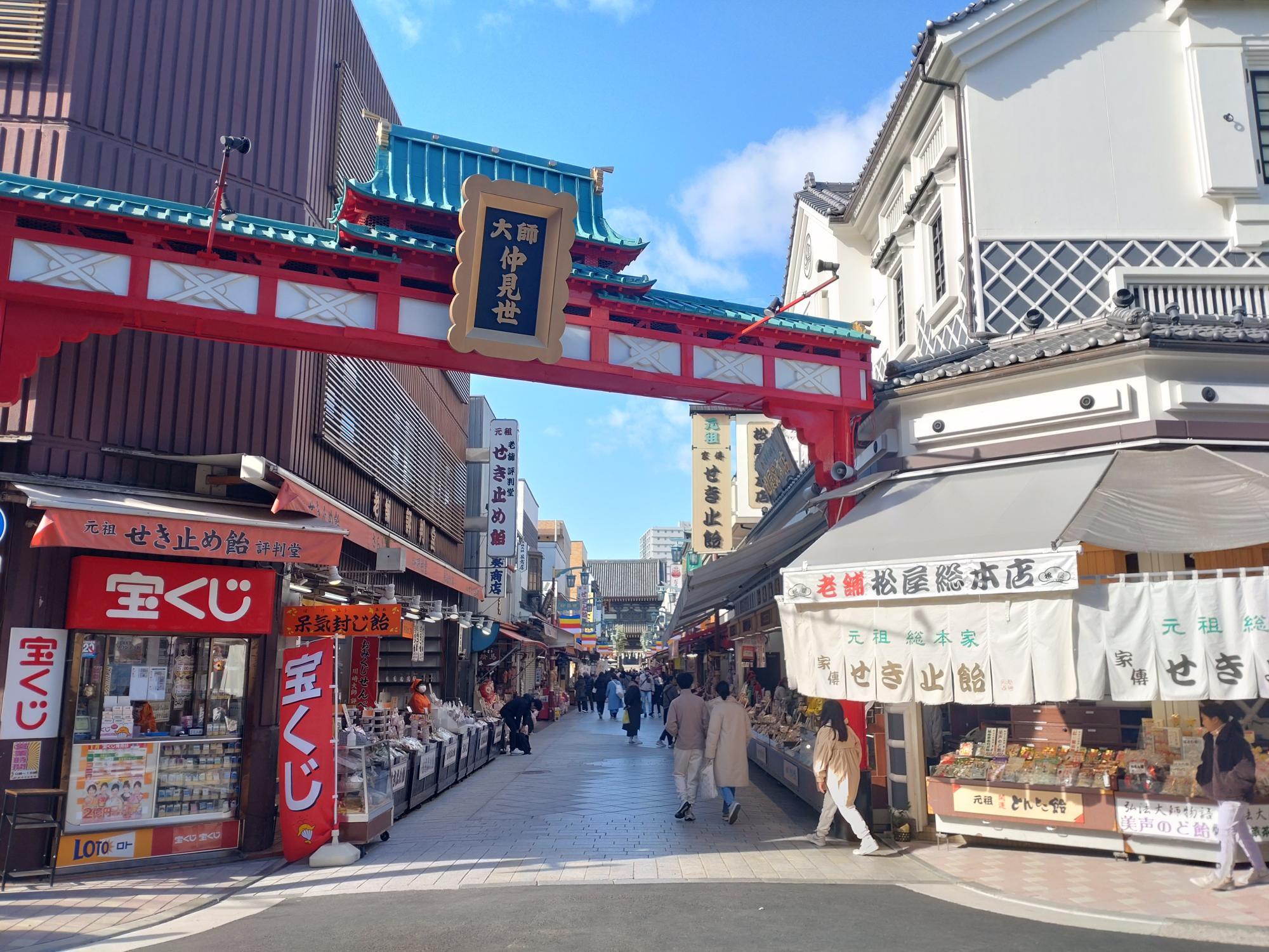 天気もよく少しずつ参拝されている方も増えてきます。（28日10時過ぎ撮影）