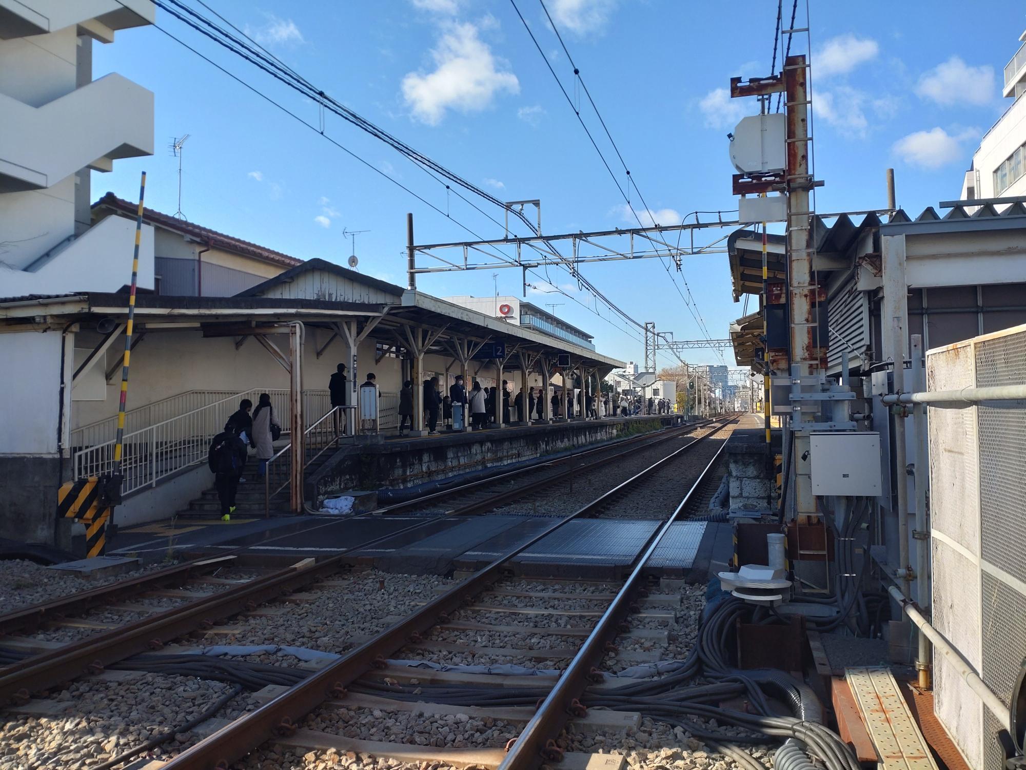 川崎方面は駅改札口を通過して線路を横断します。