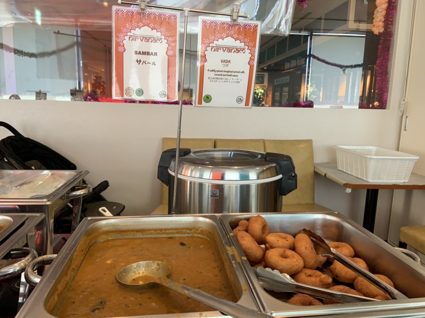 ビュッフェコーナーにあるインドのドーナツ
