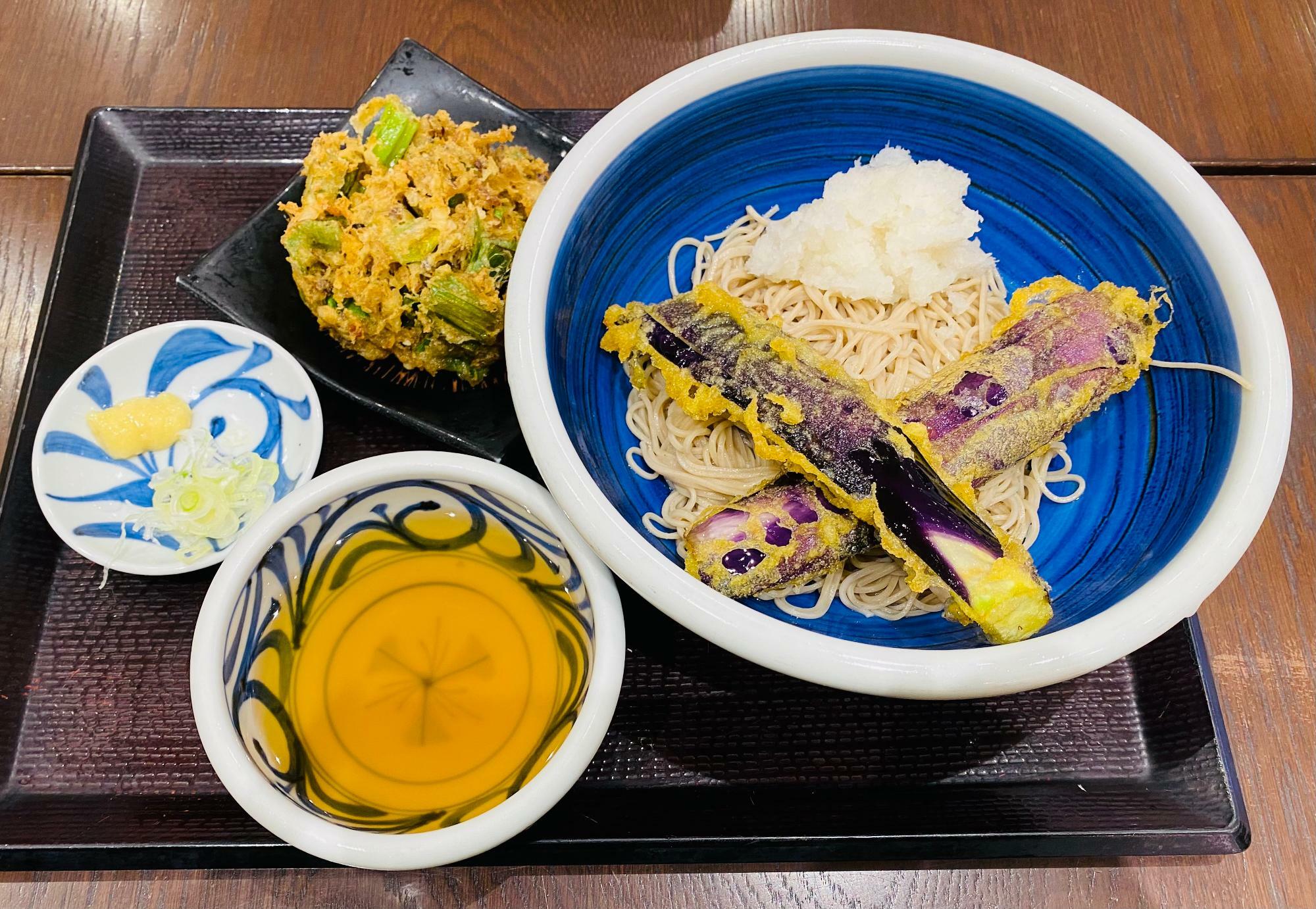 《フードコート内のお蕎麦屋屋さん》喉越しがいい二八蕎麦の夏