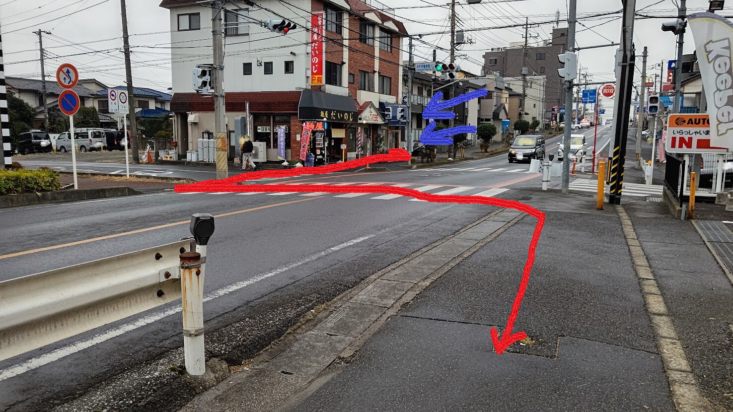 青い矢印で示したところがお店、赤い矢印は駐車場への行き方です。
