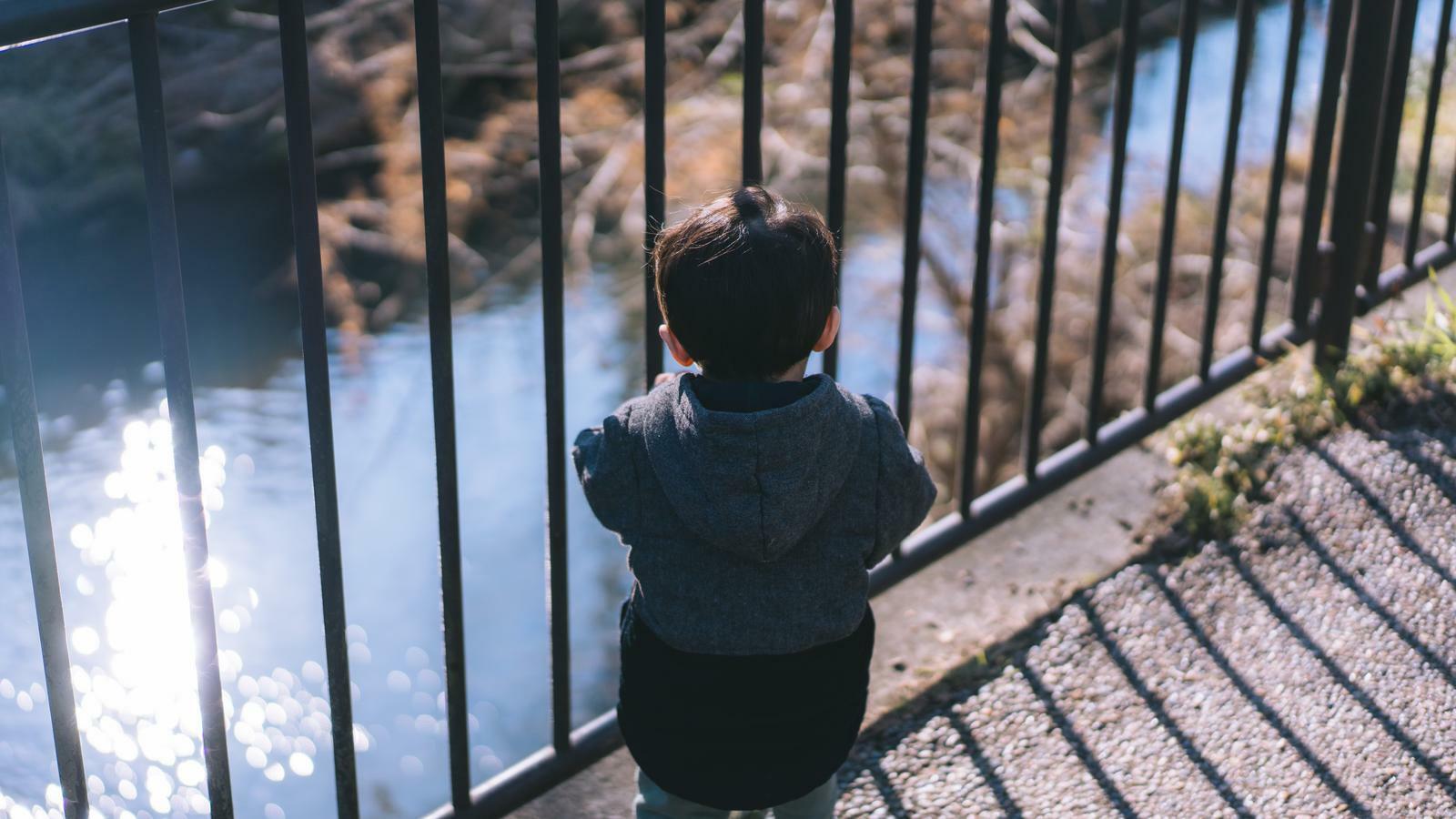 鉄柵から河川を眺める子供と散歩のフリー素材 https://www.pakutaso.com/20230815222post-48096.html