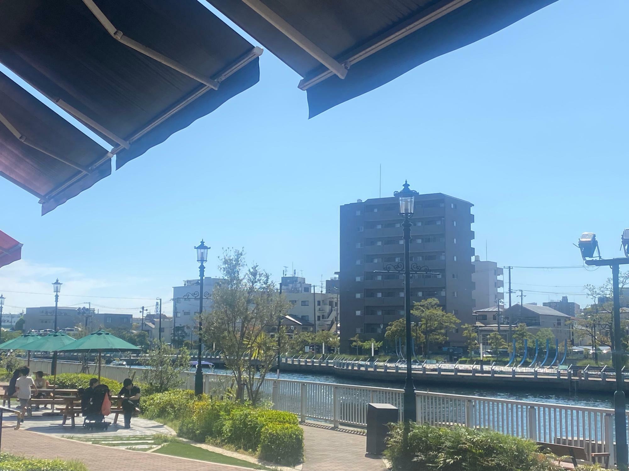 兵庫運河沿いにはベンチやテーブルも設けられています。