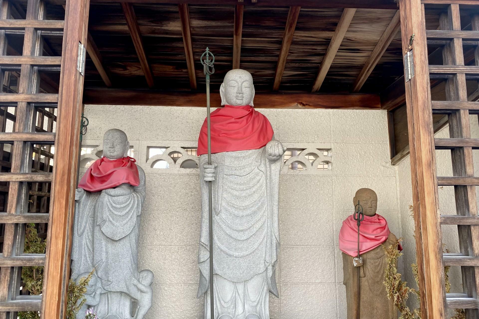 地蔵盆の準備で祠（ほこら）の扉があけられました