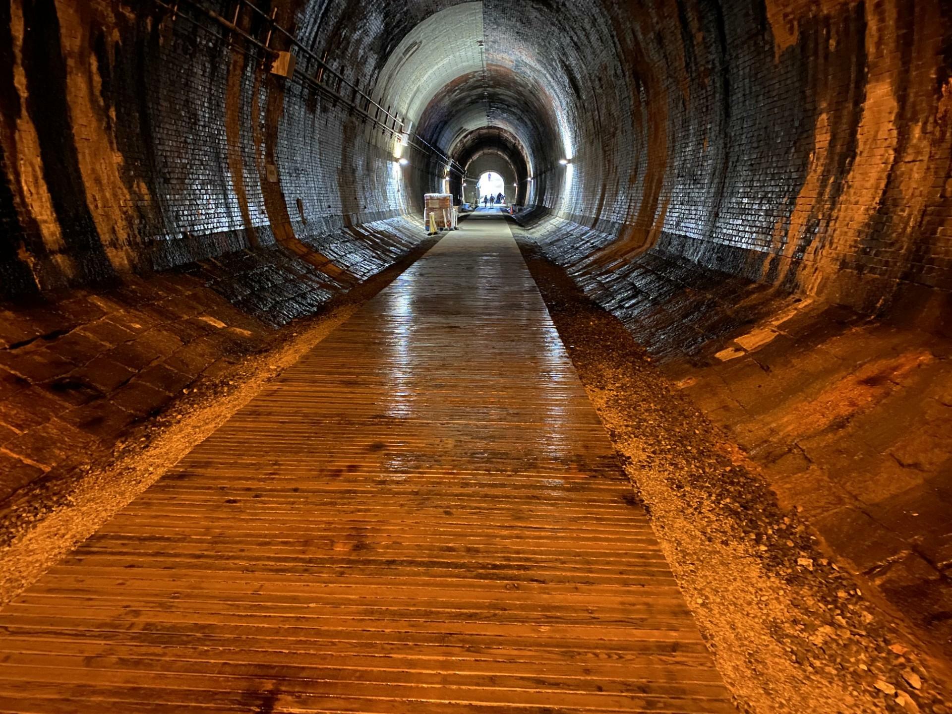 「隧道」とはトンネルのこと