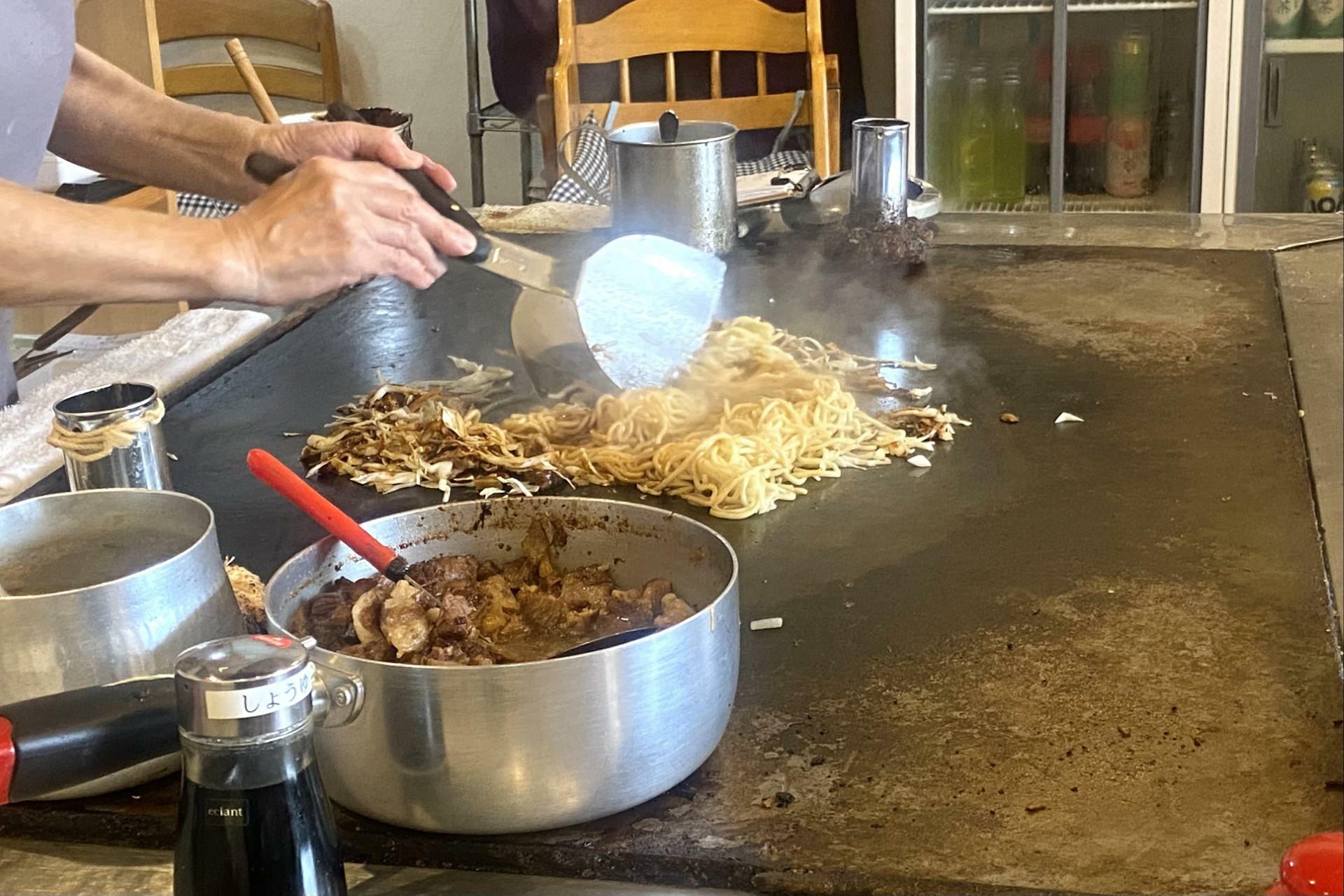 鍋に用意されているスジ煮込み。見るからに美味しそうです！