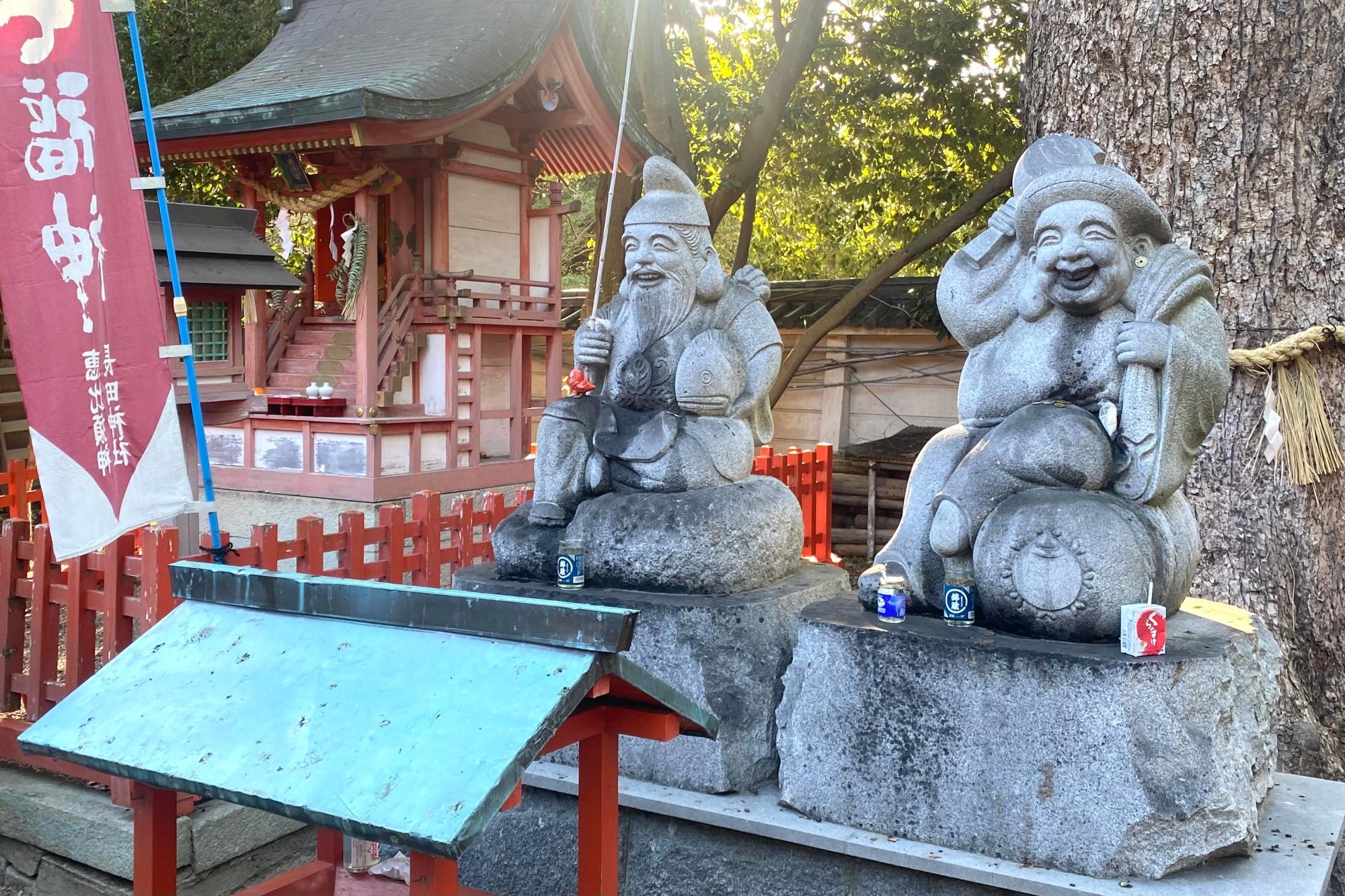 2025年1月1日撮影/ 長田神社の御神木をバックに「えべすさま」と「だいこくさま」父子のツーショット⁈