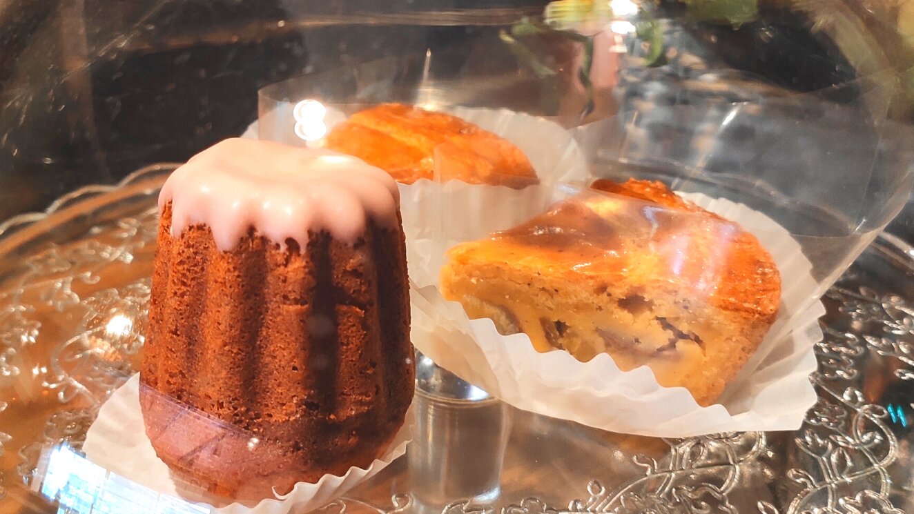 左：苺のミルクガトー　右：栗のバスクケーキ
