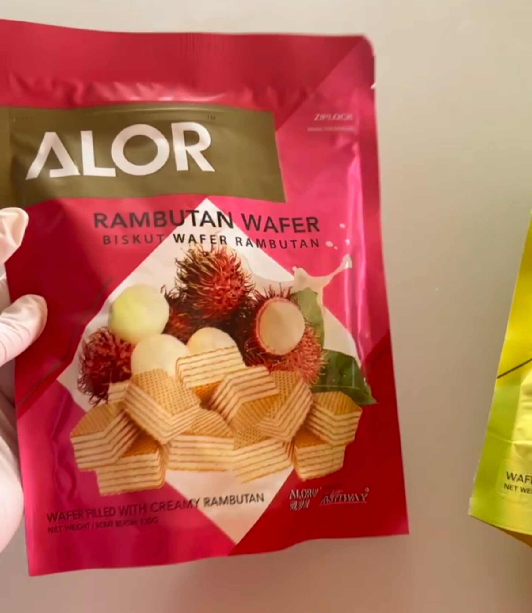 300円でドリアン体験!?】業務スーパーのドリアンウエハース 300円でドリアン体験!?】業務スーパーのドリアンウエハース