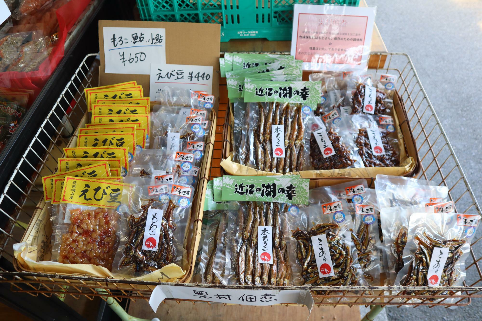 滋賀県の郷土料理。えび豆、もろこ、小鮎の佃煮。白いご飯にもお酒にも合います。