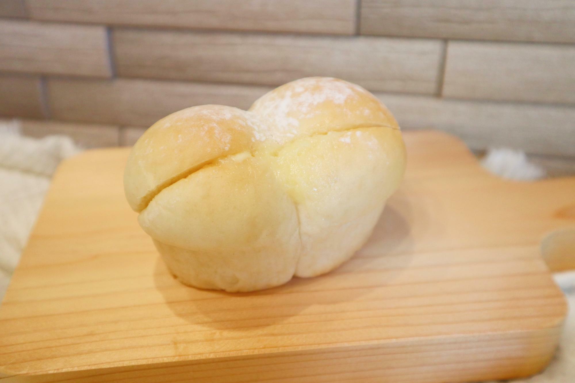 ふわふわ練乳パン180円