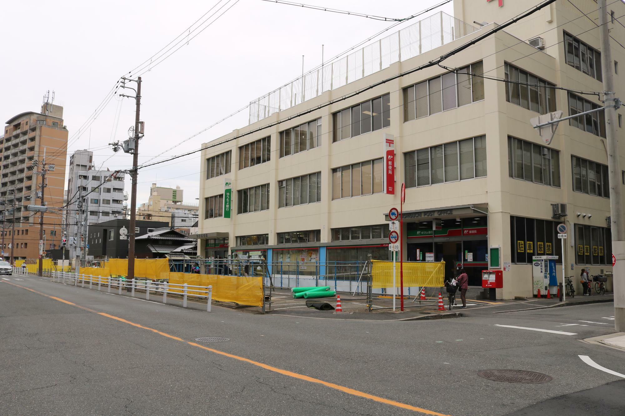 （黄色の柵あたりにお店やキッチンカーが並びます）