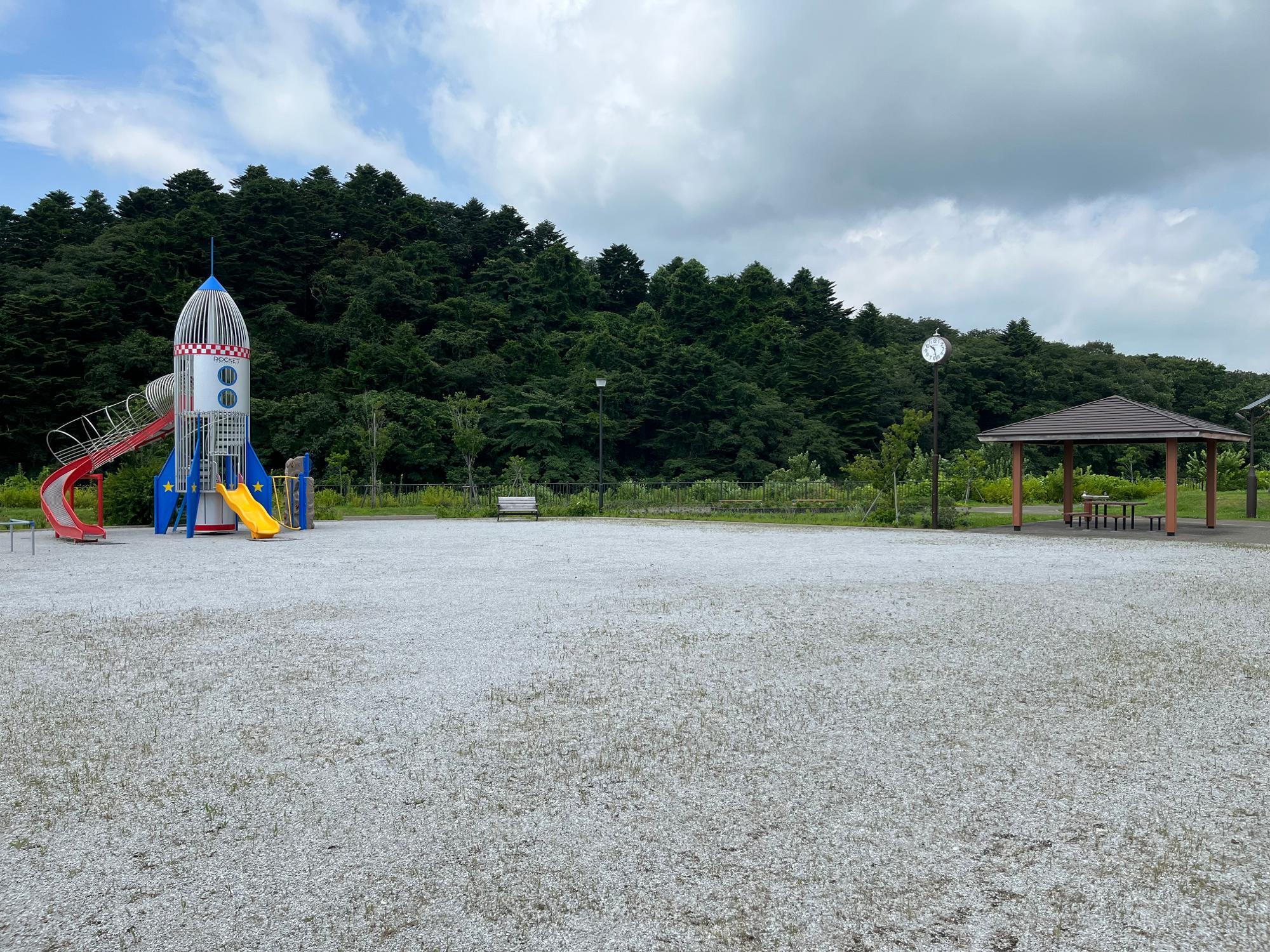 ▲ 敷地内は白く細かな玉砂利が敷き詰められている