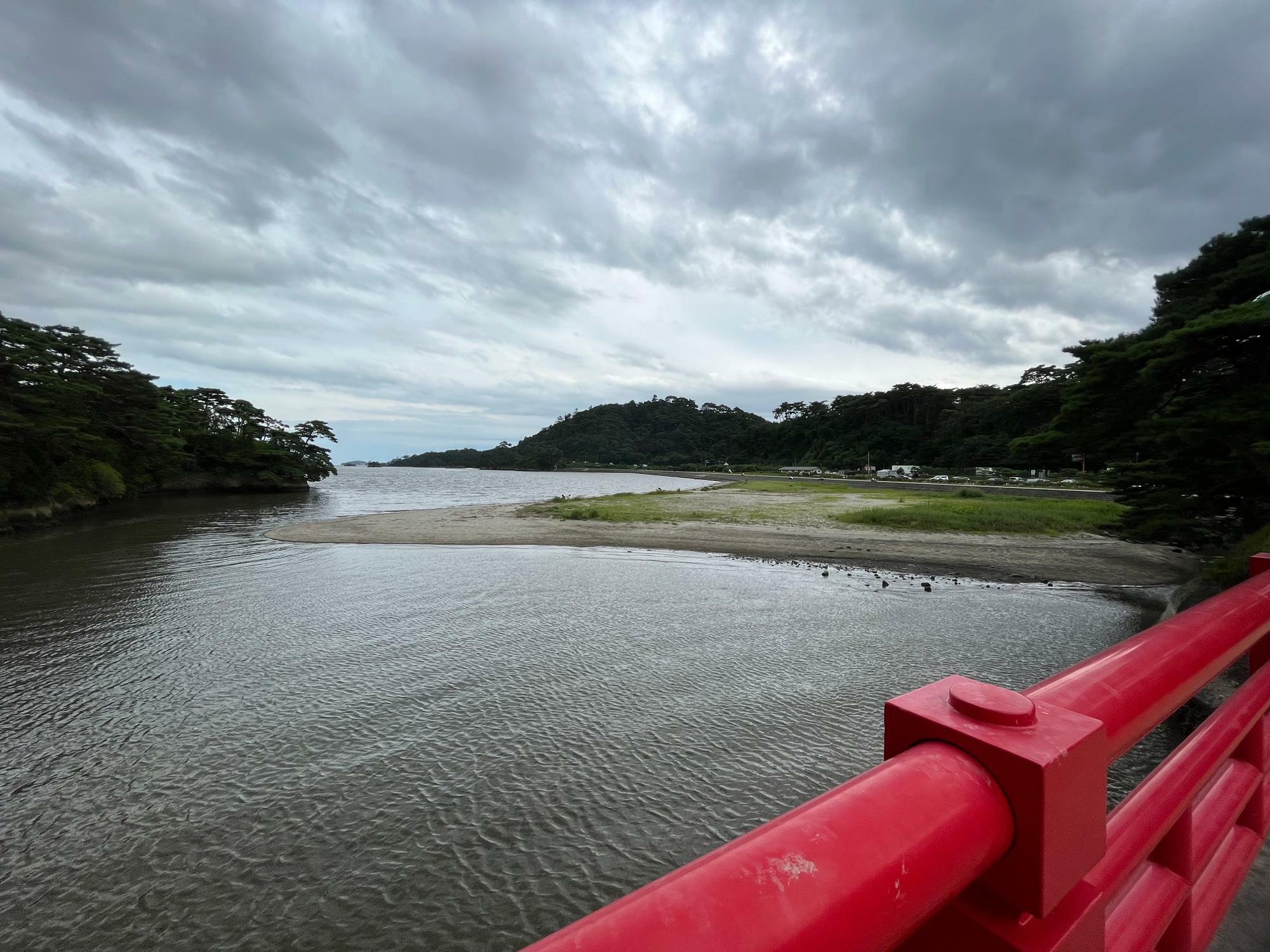 ▲ 「松島海浜公園」からすぐの「雄島(おじま)」からの撮影。ながーく緩やかなカーブを描いている公園