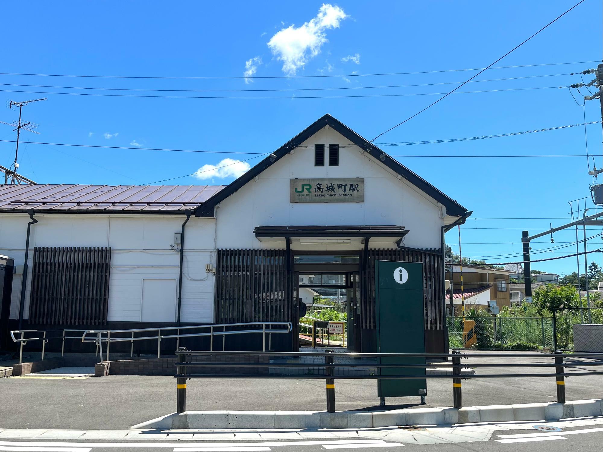 ▲ 「JR高城町駅」の駅舎は小さな外観だけれども、正面は白塗りで渋さのある大人の表情をしている