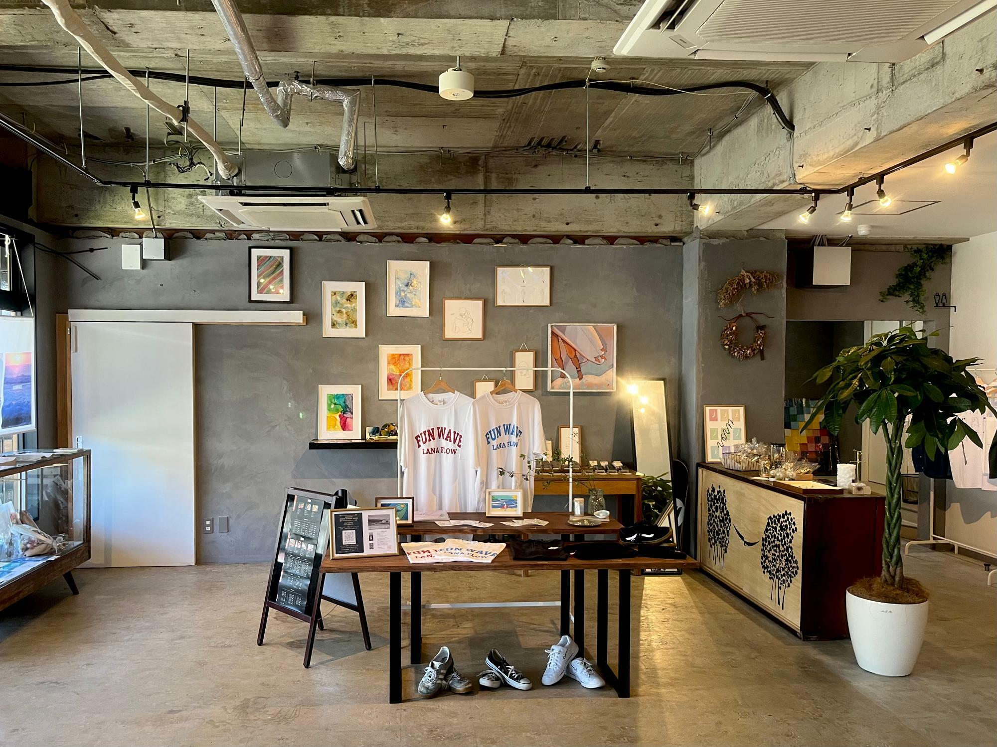 ▲ 店内右側がカフェスペースで、左側はアート作品の展示やショップスペースになっている