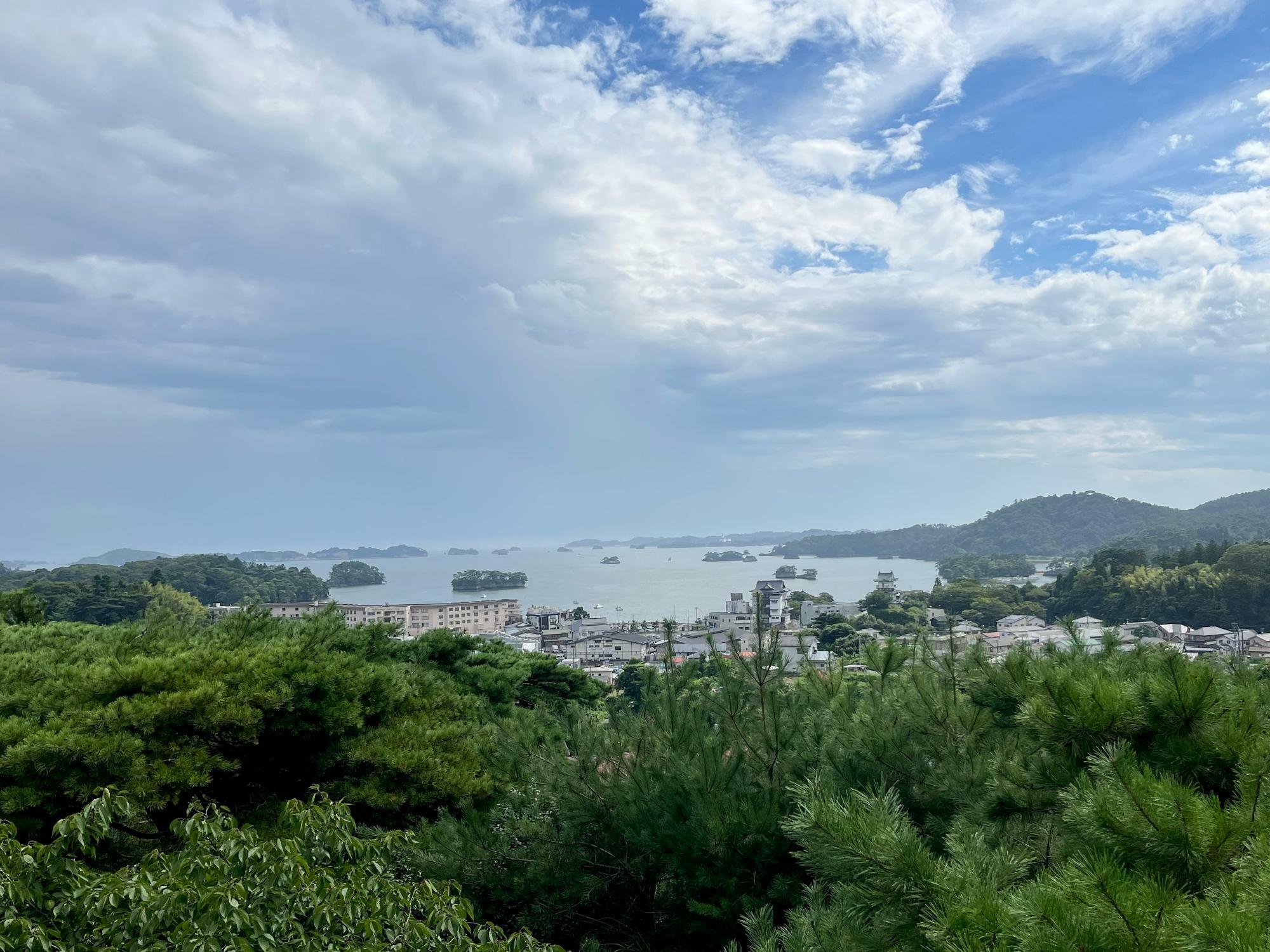 ▲ 湾からはやや距離がある位置だが松島の街並みを含めて点在する島々の景色を見ることが出来る