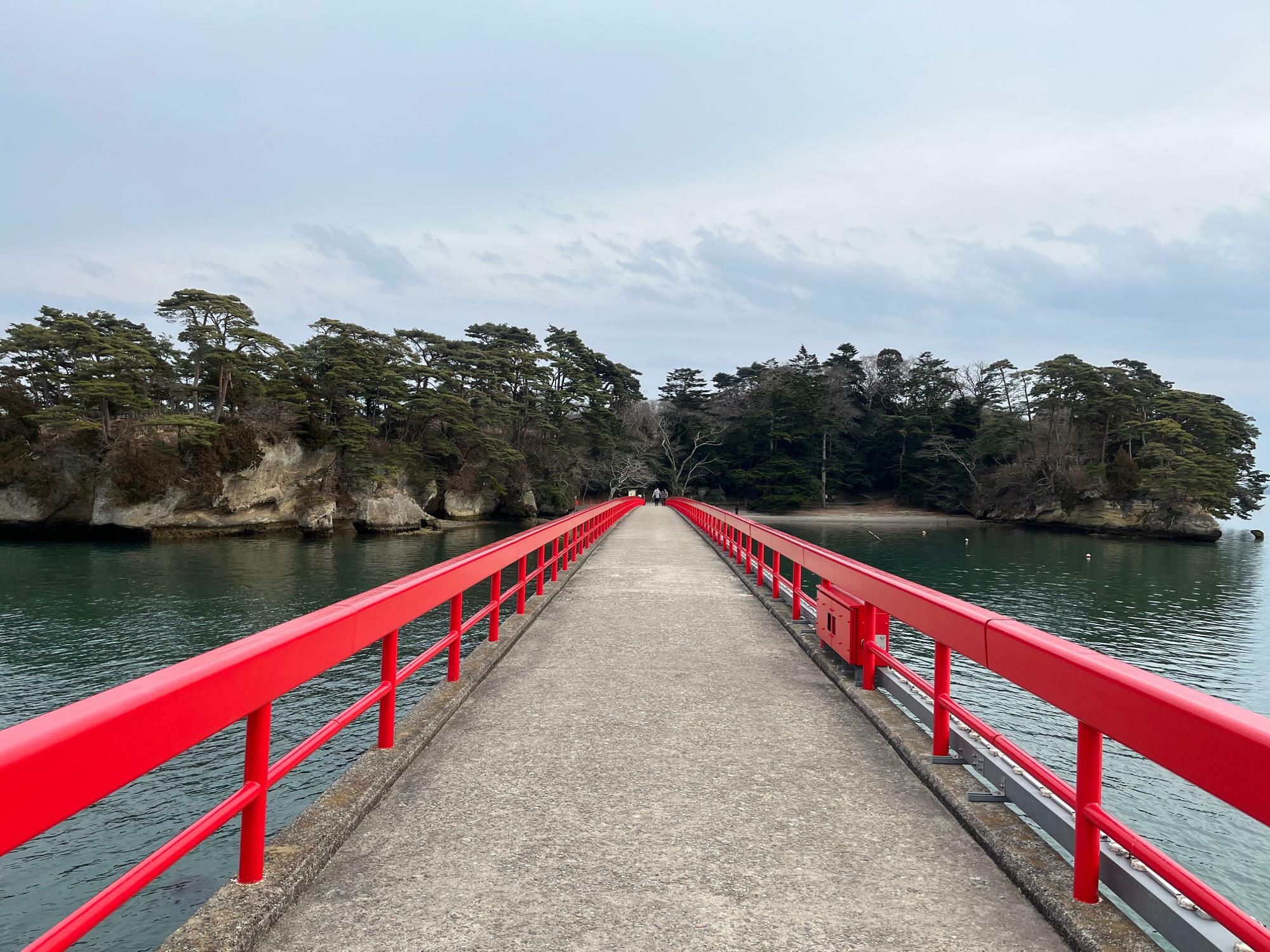 ▲ 子供の頃に歩いたこの橋の手すりはとても高い位置に感じたものだが、現在では腰の高さほどしかない。福浦島の歴史は相当長いのだ。