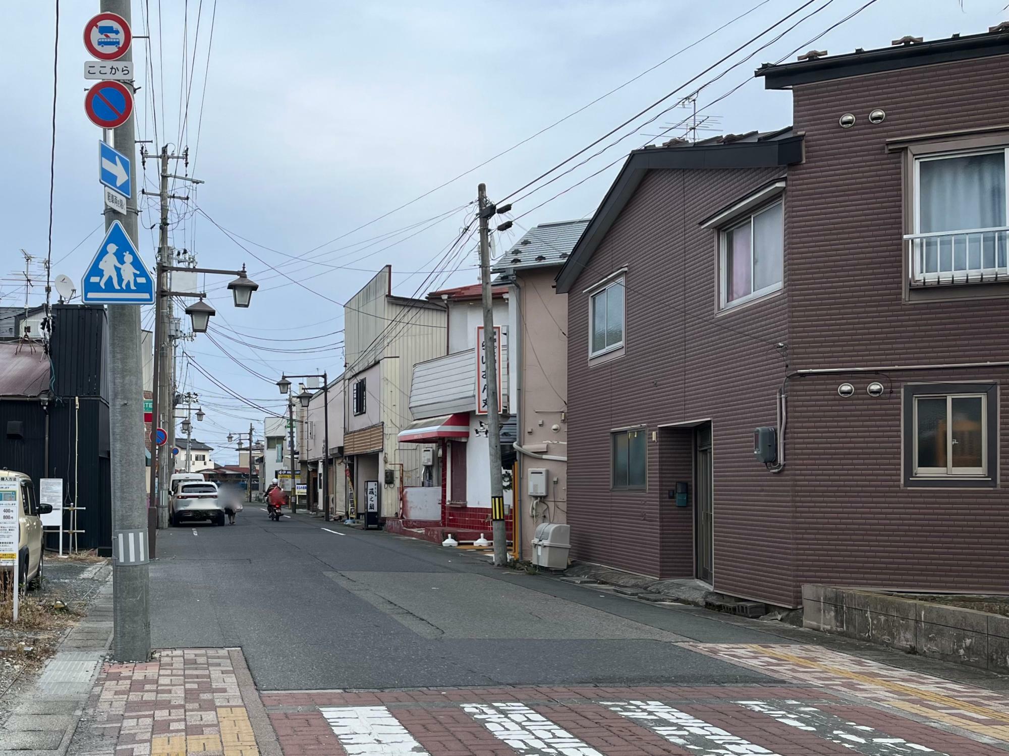 ▲ JR矢本駅の左の細道。この道をまっすぐ進んだ先に「みさきフーズ」がある。