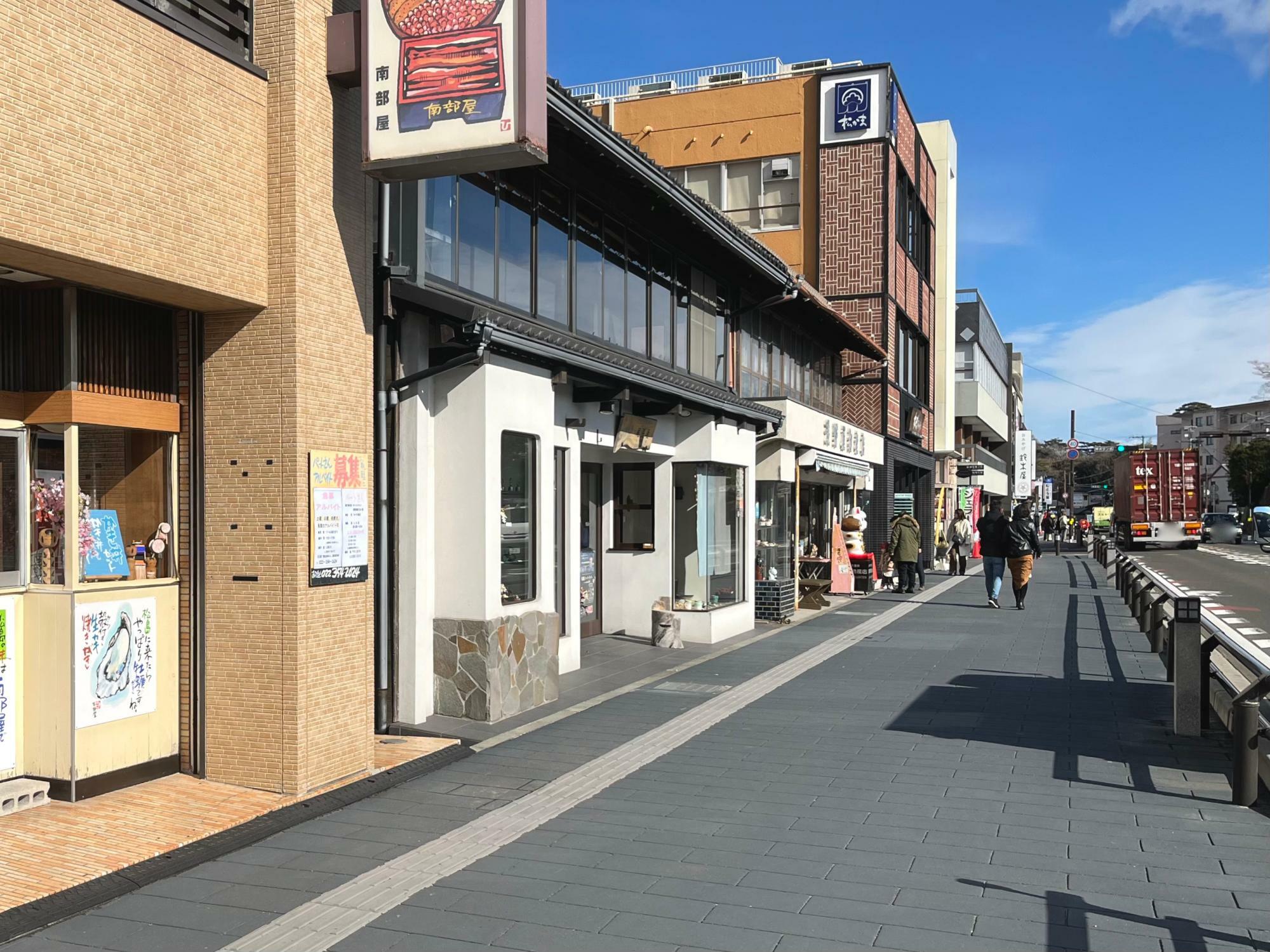 ▲ 「尾張屋」はJR松島海岸駅から歩いて5分ほど！店の正面には観光船乗り場がある場所だ。