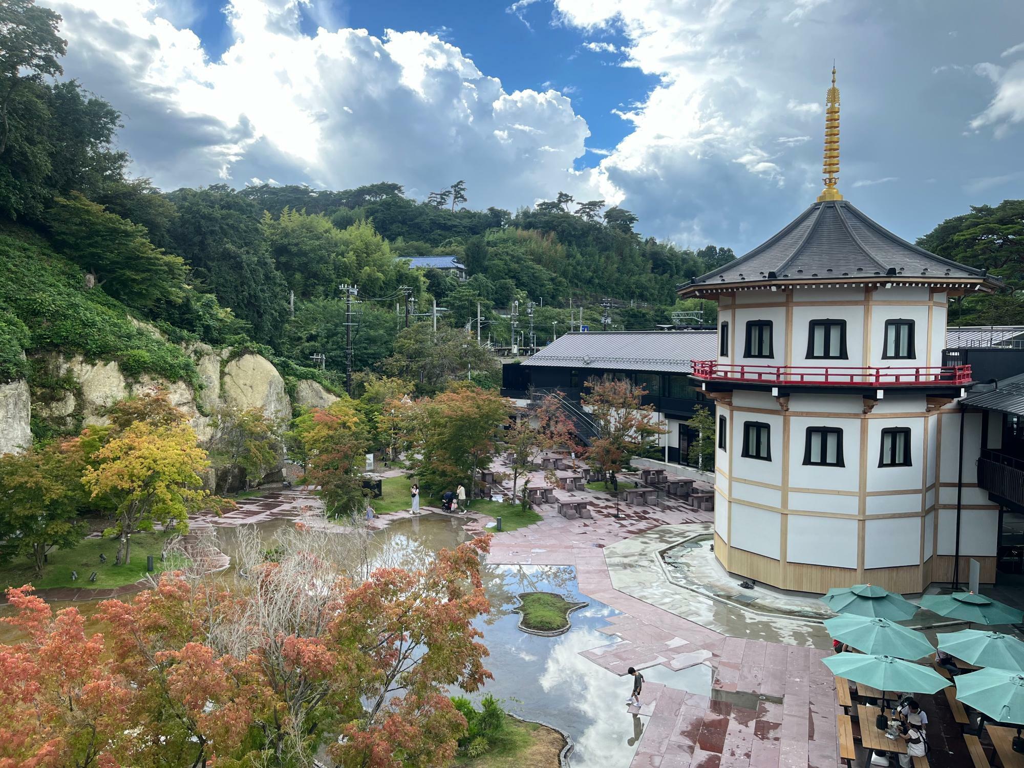 ▲ 松島離宮の庭園は美術館のような雰囲気（雨上がりの撮影だったため水鏡が神秘的）