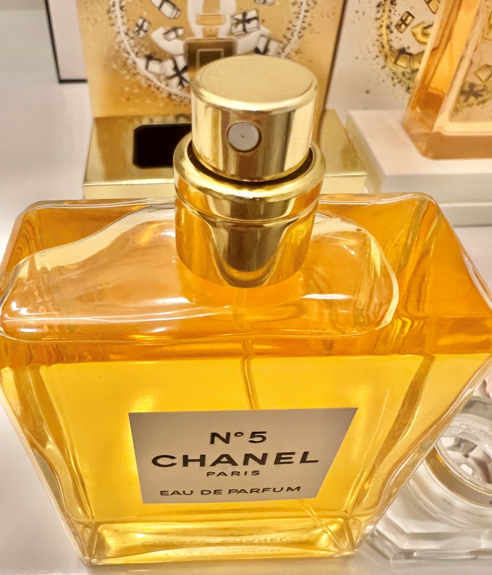 今回は、先日購入したCHANELの2023ホリデーコレクションの香水を使用
