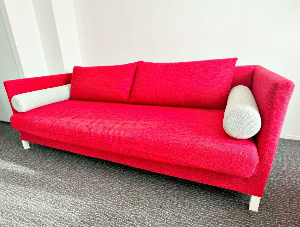 赤いソファも可愛いですね