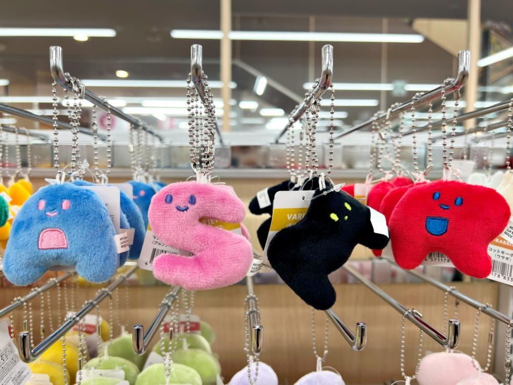 マスコットキーホルダー アルファベット 推し活 推しカラー 新品 ダイソー ダイソー】新発売「顔つきアルファべット」キーホルダーが大人気