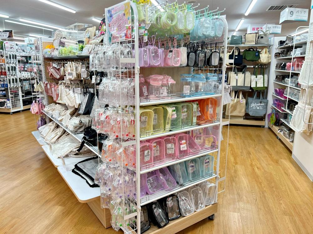 ダイソー】新発売の両面ポケット付「ビニールポーチ」が便利