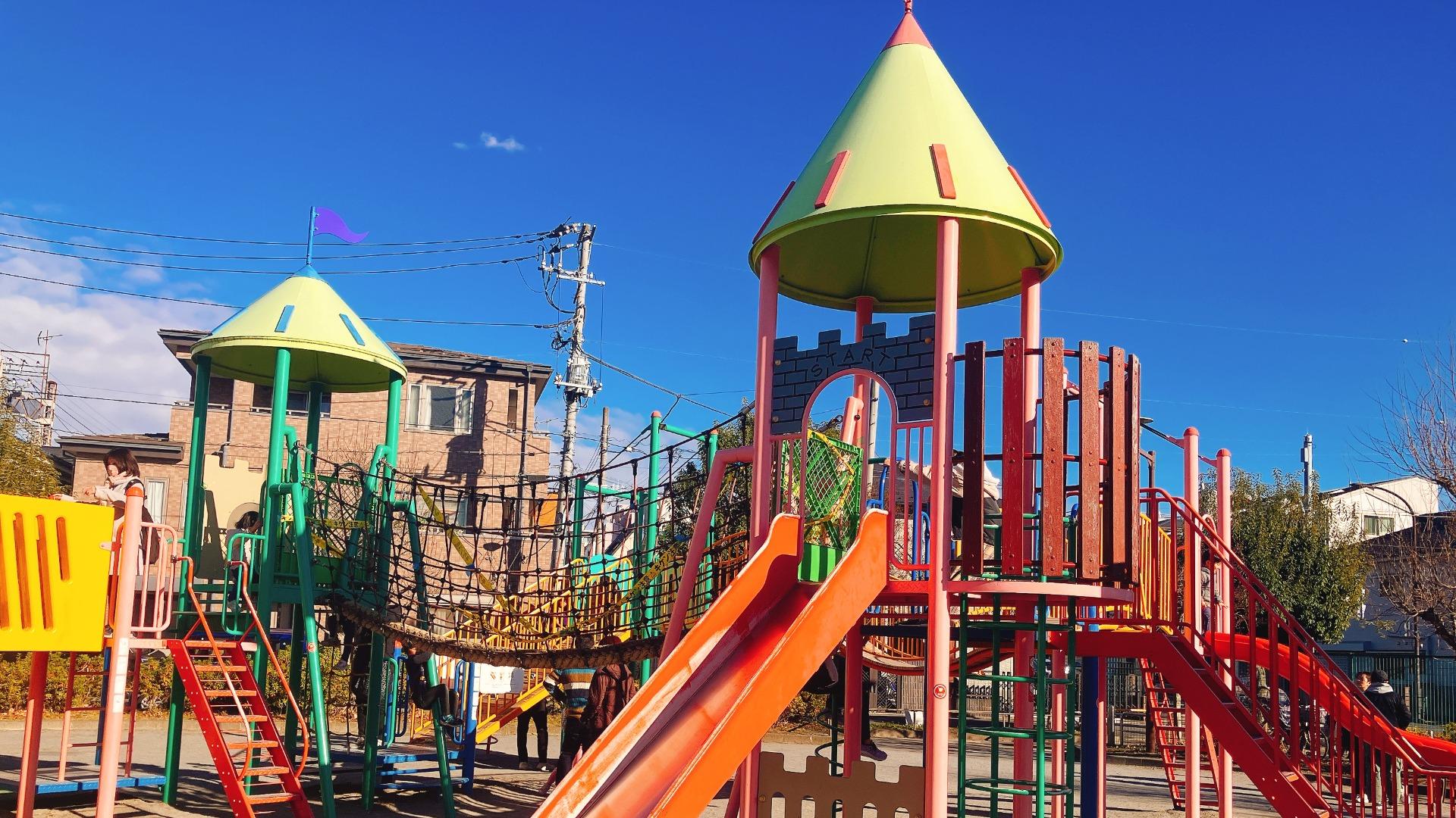 葛飾区】寒い日もたくさんの子ども達で賑わう公園！ お城のよう