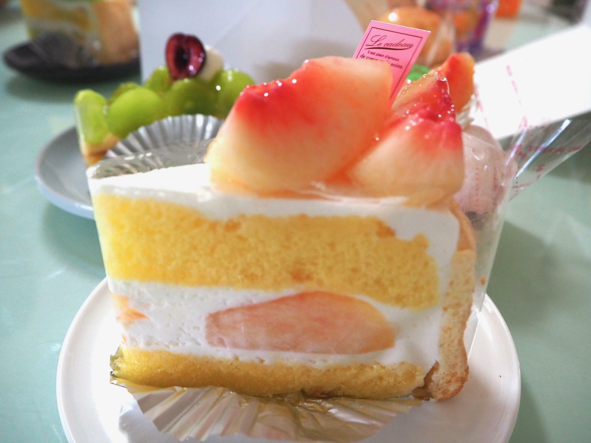 「桃のスペシャルショートケーキ」の断面