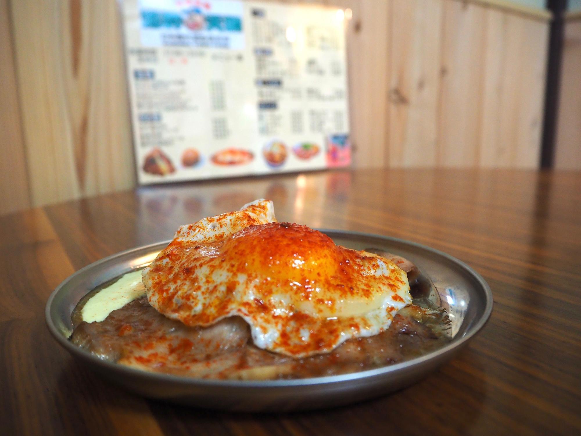 肉厚でジューシーな「チャーシューエッグ」。