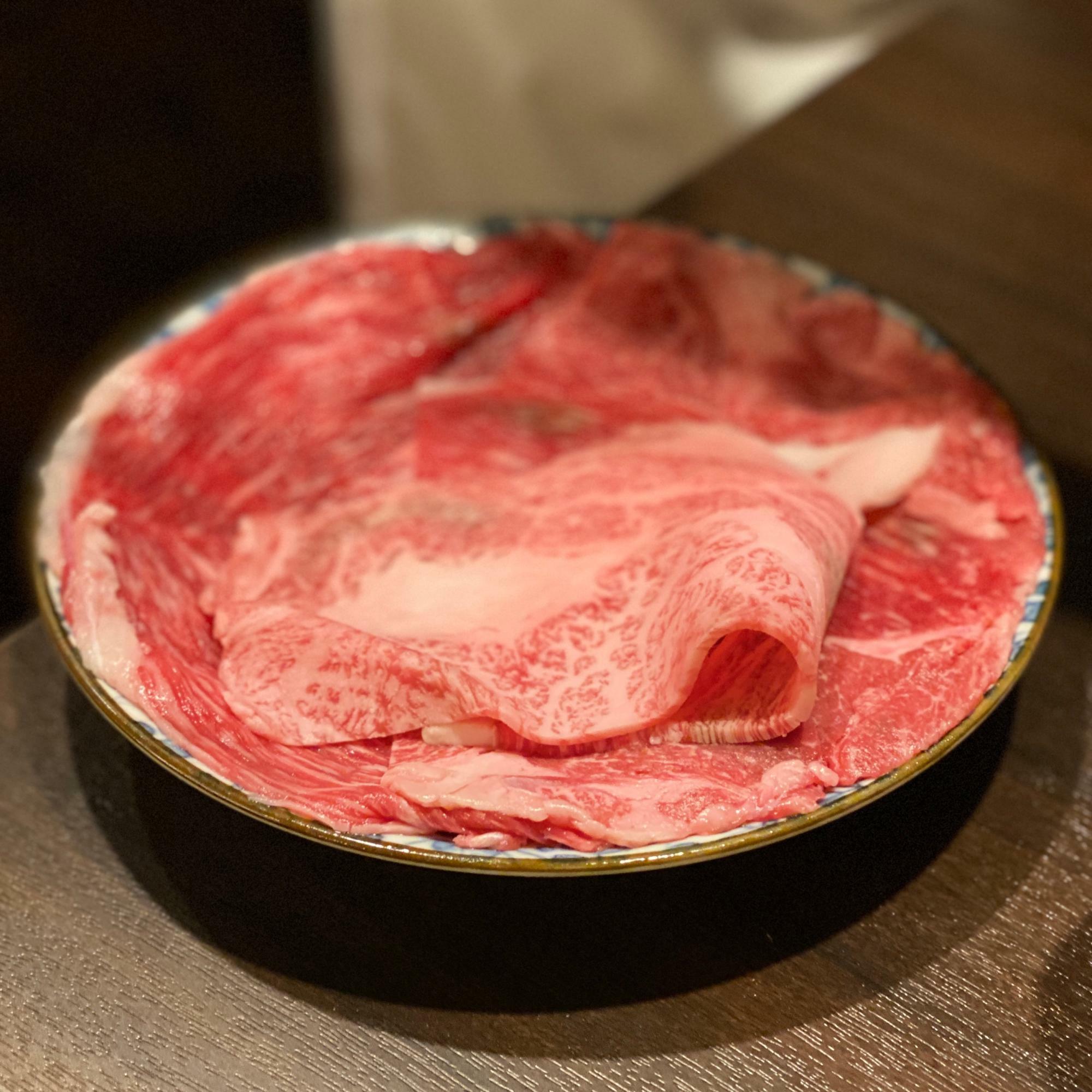 いちりさんのすき焼き肉は色合いも良くピカピカ、上にのるのが特上で下の層が上肉となります。