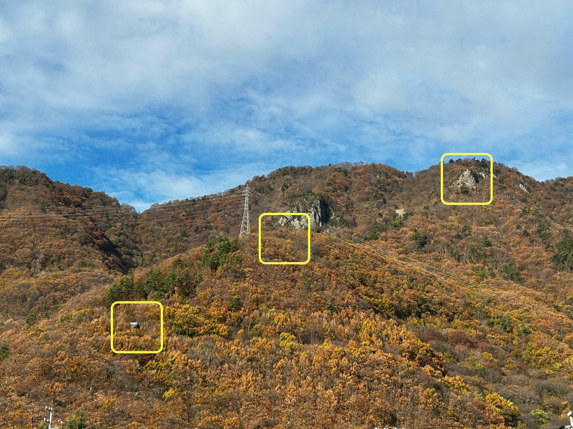 市内から見上げる虚空蔵山　画面左から順に座摩神社、持越城跡、兎峰