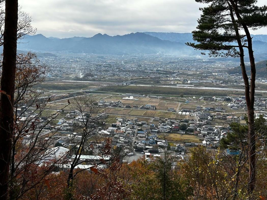 高台にある神社からは上田の盆地と千曲川が見渡せる